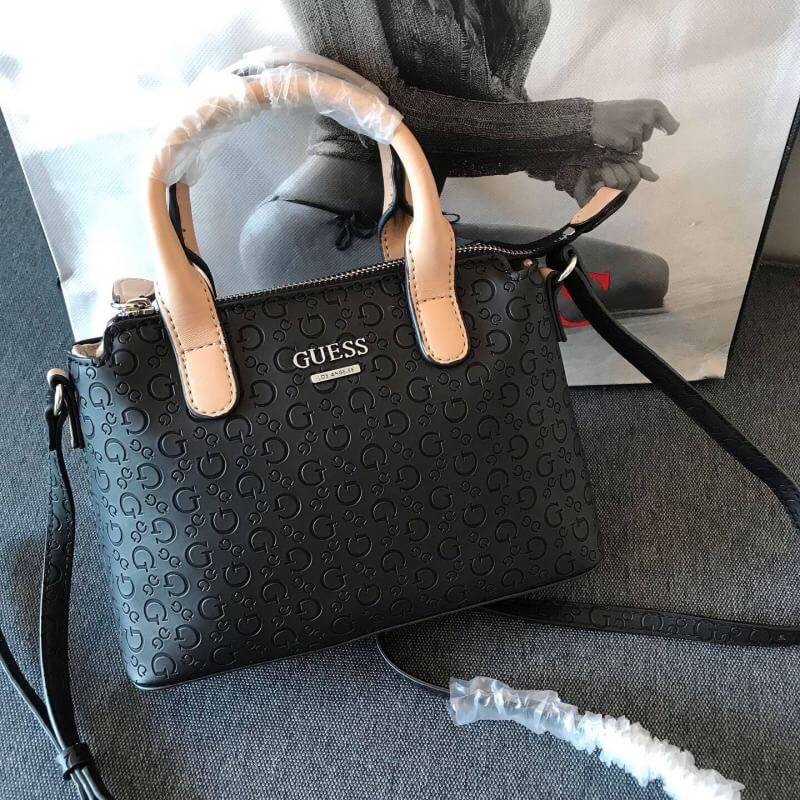 GUESS BALDWINPARK MINI BAG กระเป๋าถือหรือสะพาย วัสดุ Saffiano PU คุณภาพดี นิ่ม น้ำหนักเบา ด้านหน้าประดับด้วยโลโก้แบรนด์สวยหรู ตัวกระเป๋าลาย G ทั้งใบ เปิดปิดกระเป๋าด้วยซิปสะดวกใช้ ด้านในโล่งกว้างมีช่องสำหรับใส่ของหลายช่อง ใส่กระเป๋าสตางค์ใบกลางได้ ใส่Iphon