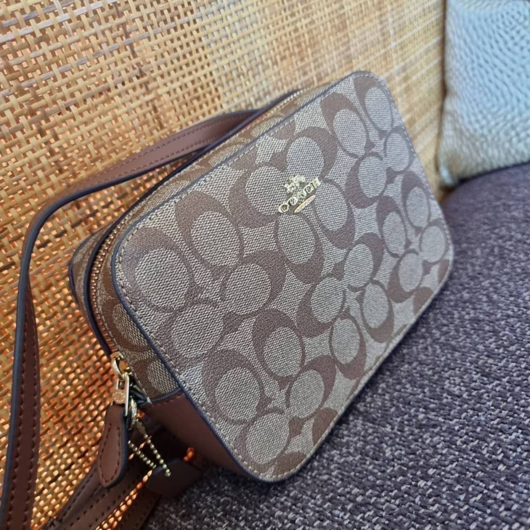 COACH 91677 MINI CAMERA BAG IN SIGNATURE CANVAS ขายดีที่สุด!! กระเป๋าสะพายข้างไซส์มินิ คลาสสิคอยู่ทรง อะไหล่ทองตัดดูหรู วัสดุหนังแคนวาสเคลือบลาย เปิด-ปิดด้วยซิป สายสะพายปรับได้ตามตัว ใบนี้แมทช์ได้ทุกลุค ใช้เป็น everyday bag ได้สบายๆเลยจ้า
