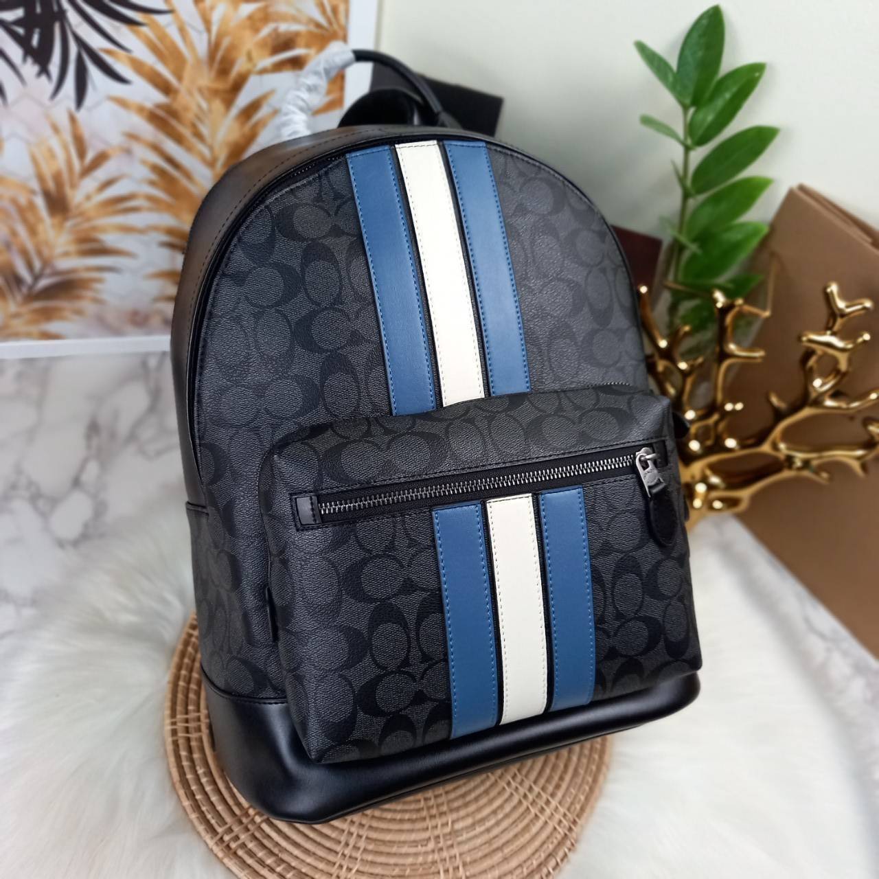 COACH WEST BACKPACK IN SIGNATURE CANVAS WITH VARSITY STRIPE (COACH 3001)😎กระเป๋าเป้ กระเป๋าสะพาย รุ่นหายาก ที่มีมาไม่บ่อย// วัสดุแคนวาส ผสมหนังแท้ หนังนิ่ม ทรงสวย จุของได้เยอะ ลาย SIGNATURE โดดเด่น ดูดีม๊าก!!// มีช่องหลัก แยกเป็น 2 ช่อง สามารถแยกเ