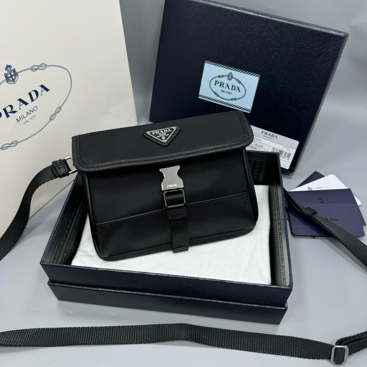 PRADA Re-Nylon and Saffiano leather smartphone case / PRADA Crossbody Nylon Men Bag กระเป๋าสะพายใบกะทัดรัด เป็นใบที่ท่านชายควรมีมาก งานสวยเท่ห์ ใช้ได้ทั้งชายหญิง เหมาะกับ everyday look มากๆค่ะ