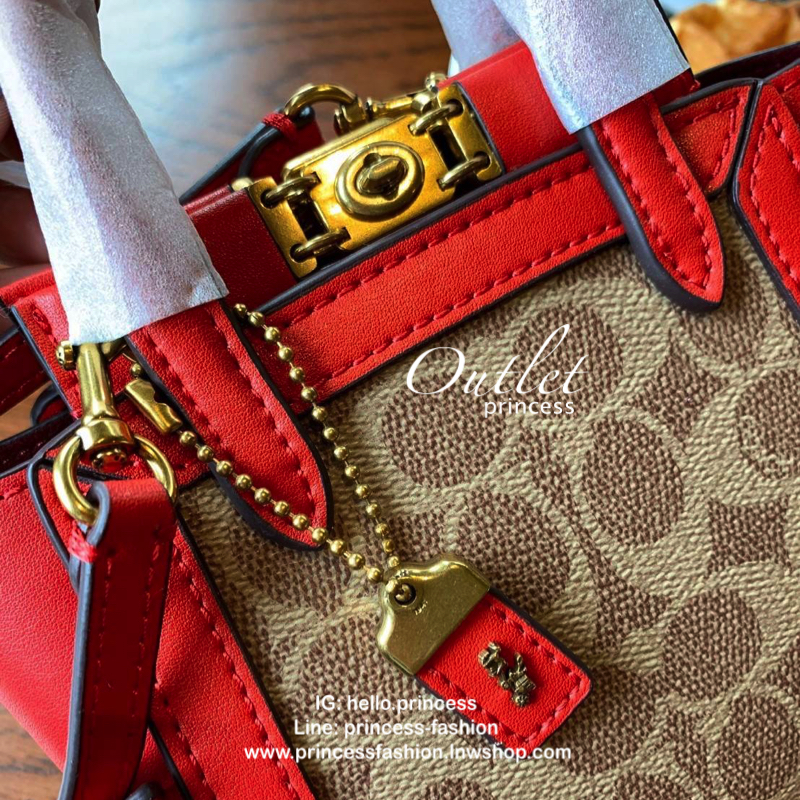 COACH TROUPE TOTE SIGNATURE CROSSBODY BAG กระเป๋าสะพายข้าง/ crossbody size mini หนังแท้ลาย C อะไหล่ทอง vintage เปิดปิดกระเป๋าแบบหมุนล็อค แม่เหล็กในตัว ภายในโล่ง ใส่ wallet สั้น มือถือทุกรุ่น ซัปในเป็นหนังกลับอย่างดี พร้อมสายสะพายถอด ปรับระดับได้ค่ะ