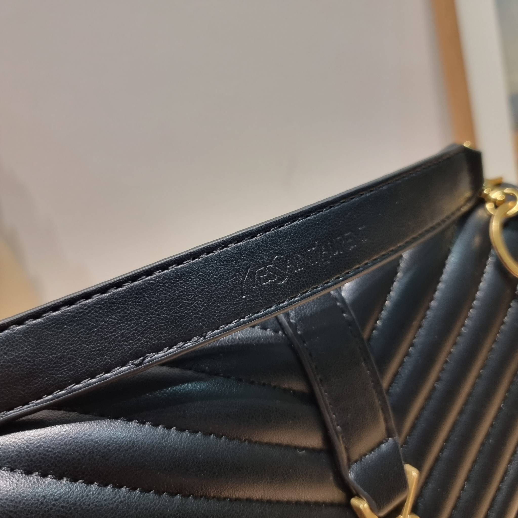 YSL College Medium Bag / Yves Saint laurent crossbody boutique กระเป๋าสะพายไหล่ ดีไซน์ทรงสวยหรู พิเศษ แถมฟรี พวงกุญแจห้อยเอกลักษณ์แบรนด์ ดูแพงไปหมดจริงๆไอเท็มนี้