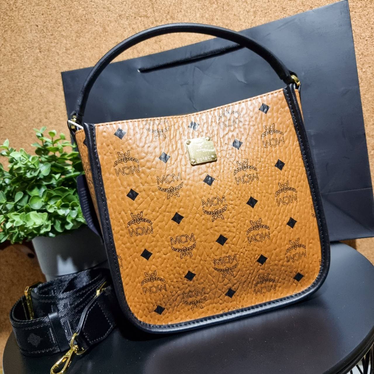 M.C.M KLASSIK LIMITED TOTE IN LEATHER BLOCK กระเป๋าโท้ท รุ่นลิมิเต็ดที่ทำเฉลิมฉลองวันครบรอบแบรนด์ ถือเป็นรุ่นที่หายากมาก ได้มารอบนี้รอบเดียวจ้า โท้ทสวยอยู่ทรง ขนาดกำลังดี พิเศษมากมาพร้อมสายหนังห้อย เข้าเซ็ท และสายสะพายสปอร์ต ถอดได้ ปรับได้ตามตัว รุ่นนี้หน