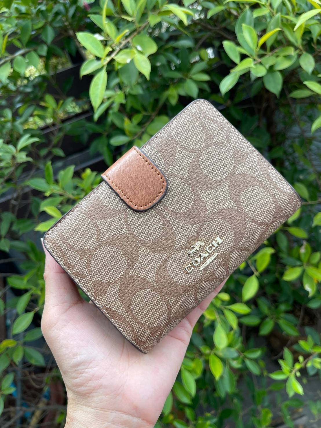 COACH MEDIUM CORNER ZIP WALLET กระเป๋าสตางค์ขนาดกลางที่ถือว่าเป็นไอเทม Must Have ของทุกเพศทุกวัยที่ต้องพกติดตัวไว้ตลอดเวลา เพราะนอกจากจะช่วยจัดเก็บเงิน บัตรประชาชน บัตรเครดิตและต่าง ๆ ให้เป็นระเบียบเรียบร้อยยังต้องคำนึงถึงประโยชน์ใช้สอยร่วมด้วย กระเป๋าสตา