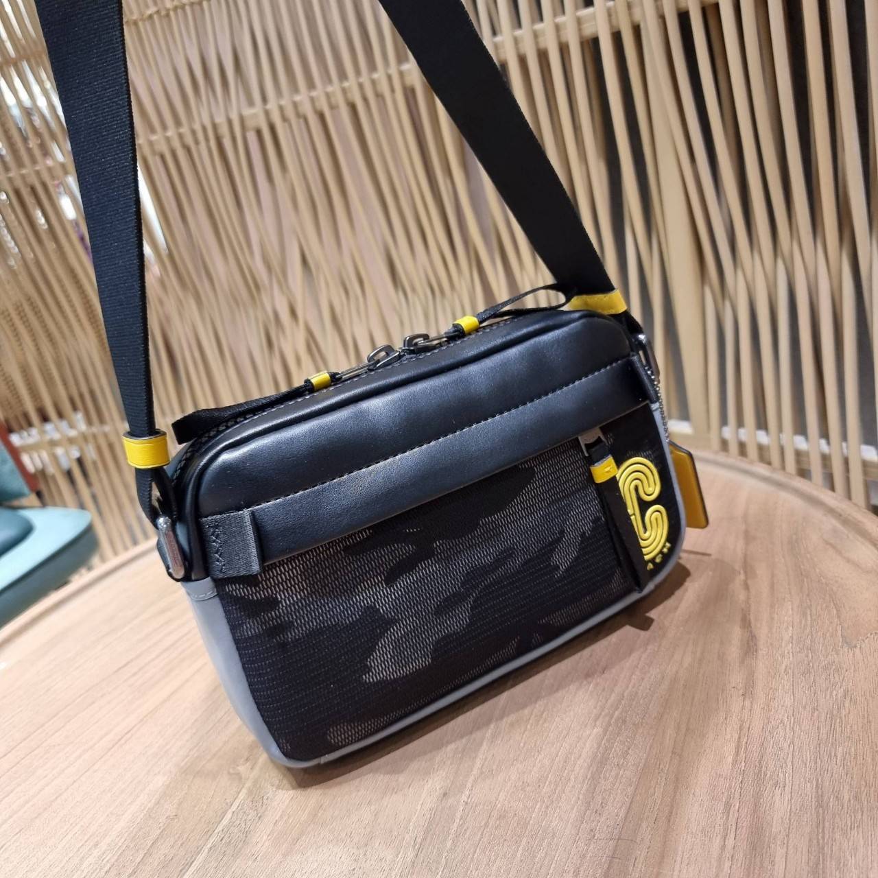 COACH EDGE CROSSBODY WITH CAMO PRINT ((2381, 2373)) ความเท่ never die!! กระเป๋าครอสบอดี้ทรงยอดฮิต ที่หนุ่มๆไม่ควรพลาด รูปทรงดีไซน์คลาสสิค ใช้งานง่าย วัสดุหนังแท้ตกแต่งตาข่ายพร้อมลายพริ้นท์ด้านหน้า สุดคูล!! ตัวกระเป๋ามีซิปหลัก และซิปด้านหน้า พร้อมช่องแยกด้