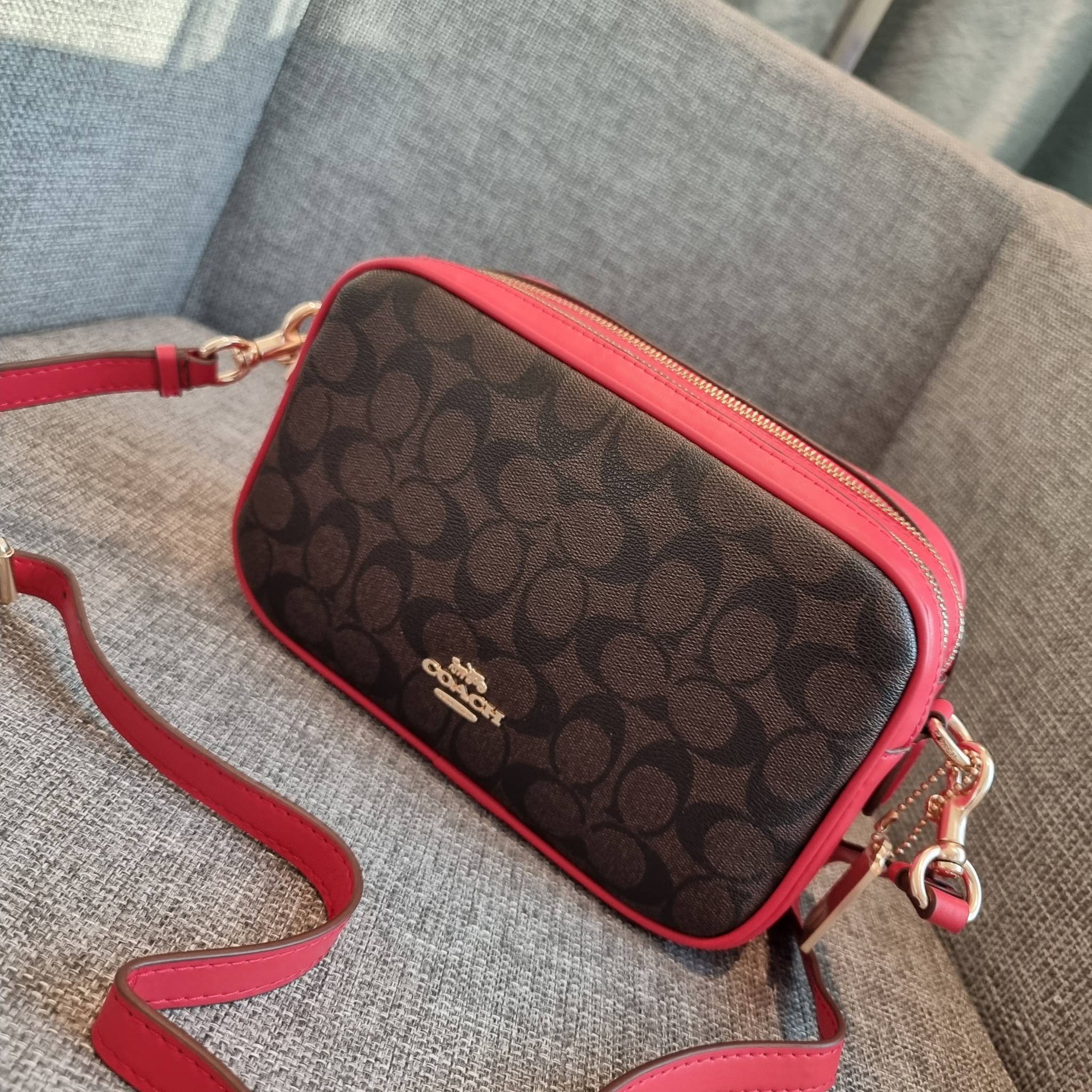 OUTLET 】COACH F68168 JES CROSSBODY IN SIGNATURE CANVAS รุ่นยอดฮิต!! กระเป๋าสะพายข้าง รุ่น 2 ซิป ใบใหญ่จุใจ สีคลาสสิคขายดี!! วัสดุหนังแคนวาสเคลือบลาย เปิด-ปิดด้วยซิป 2 ช่องหลัก ใช้งานง่าย ทรงสวยมากๆรุ่นนี้ มาพร้อมสายสะพาย crossbody ปรับได้ตามตัว ภายในใส่ขอ