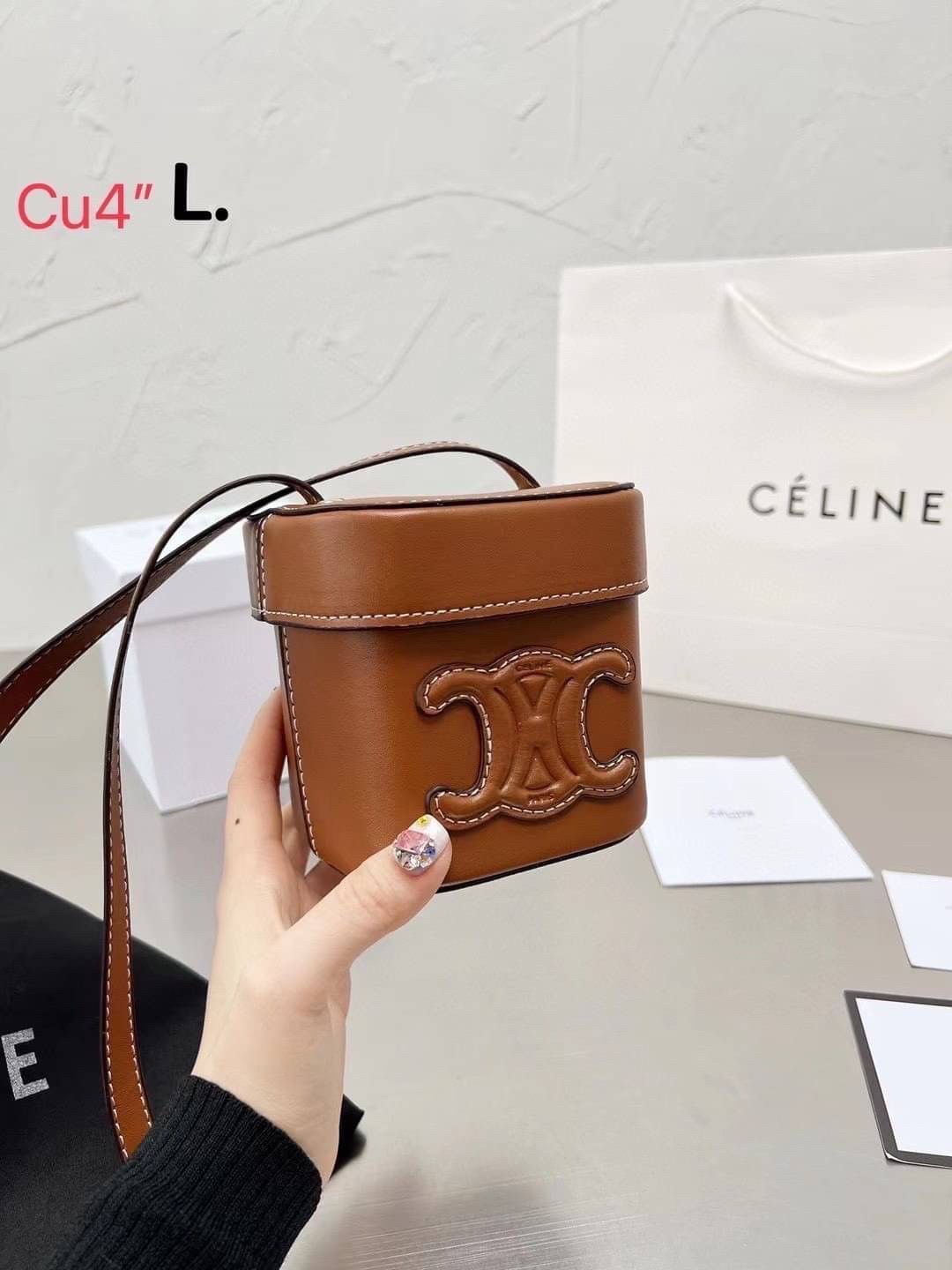 CELINE SMALL BOX CUIR TRIOMPHE IN SMOOTH กระเป๋าไซส์มินิน่ารัก การออกแบบโลโก้ที่สะดุดตาแบบวินเทจ ด้วยดีไซน์ที่ดูโฉบเฉี่ยว แต่คงความคลาสสิคอย่างเต็มเปี่ยม ทำให้เป็นที่ดึงดูดความสนใจของสาวๆ มีความคล่องตัวในการใช้งาน