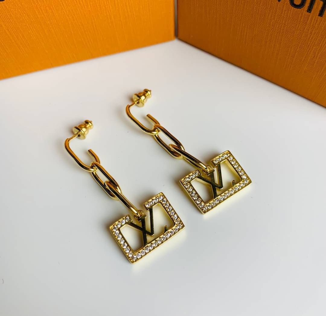 LV earring / Louis Vuitton earring ต่างหูหลุยส์ เกรดออริจินอล งานเคลือบโลหะทอง ไม่ลอกไม่ดำ เงาสวยคล้ายของจริงมากที่สุด สวยหรูหรา ผู้ดี ไฮโซสุดๆ งานเล่นไฟสวยมากค่ะ คอนเฟิม !!!!! เกรดสั่งทำแบบละเอียดที่สุด เก็บรายละเอียดครบ ปั้มโลโก้ สวยมากค่ะ