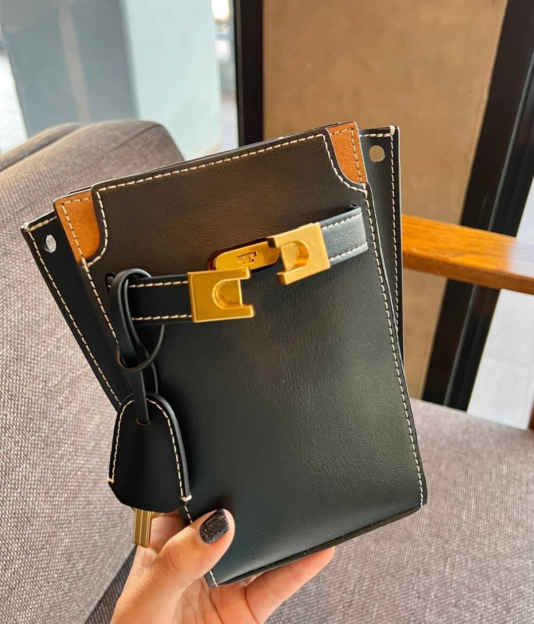 small TORY BURCH LEE RADZIWILL PEBBIED BAG ((139016)) แต่ใส่ได้จุ ขนาดพอดีลำตัว สวยมากๆค่ะ! ลุคหรูดูดีมากๆ กับกระเป๋าสะพายข้างจากTB รุ่นเล็ก