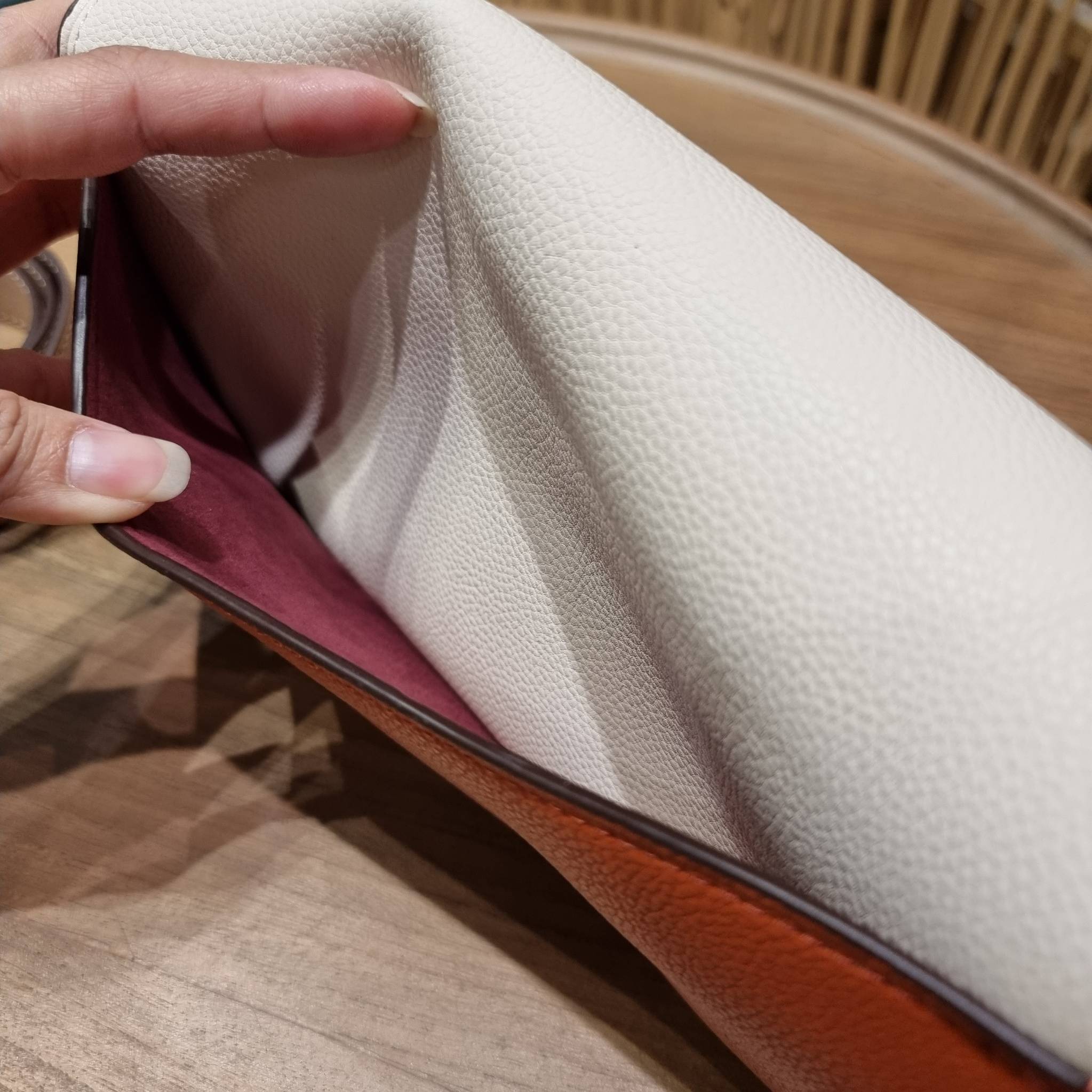 COACH TABBY SHOULDER BAG 26 IN SIGNATURE CANVAS WITH BEADCHAIN (6793,91215) กระเป๋าสะพายไหล่ ดีไซน์วินเทจย้อนยุค สวยคมชัด คลาสสิคใช้ได้ทุกลุค วัสดุหนังแท้สลับหนังแคนวาสเคลือบลาย เปิด-ปิดด้วยแม่เหล็กในตัว รับรองแน่นหนา ด้านหลังมีช่องแยก ภายในเป็นช่องโล่ง ข