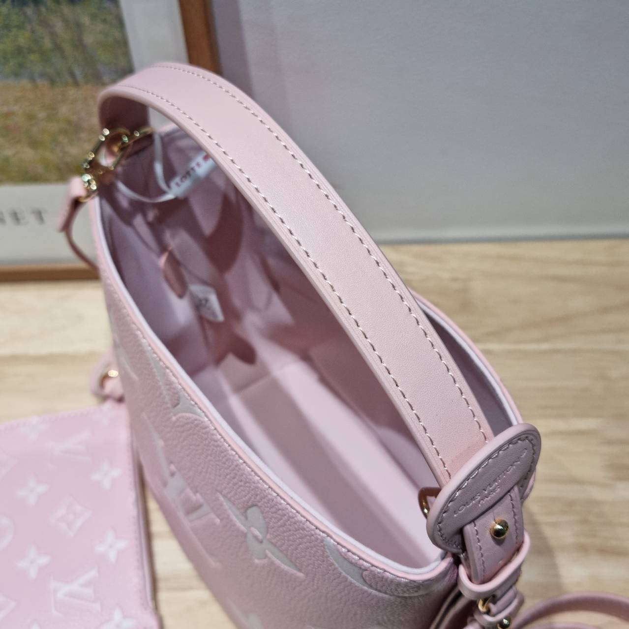 LV All In BB Bag กระเป๋าทรงบัคเก็ตที่มาแรงมากๆตอนนี้ พร้อมสีใหม่ต้อนรับวาเลนไทน์ รูปทรงคลาสสิคสะดวกใช้ ดีไซน์ลูกเล่นสนุกๆ ปรับเปลี่ยนรูปทรงกระเป๋าได้ไม่น่าเบื่อ ด้านข้างตกแต่งพวงหนังห้อยพร้อมกุญแจ