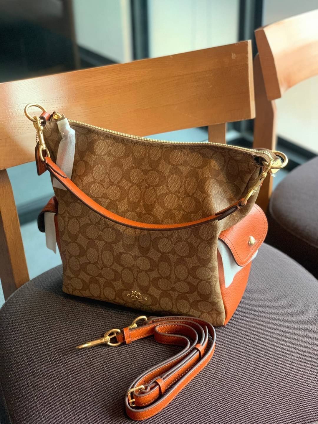 COACH PENNIE SHOULDER BAG ((C1523)) ✔️กระเป๋าหิ้ว//คล้องไหล่//สะพายข้างได้ สุดคุ้ม! ✔️ใบใหญ่ ทรงสวยใส่ของได้จุมาก หนังแท้ หนังนิ่ม สัมผัสแล้วหลงรักแน่นอนค่ะ ✔️ปากกระเป๋ากว้าง ล้วงหยิบของสะดวกมากๆ ภายในกระเป๋าโล่งกว้าง สัมภาระเยอะๆหายห