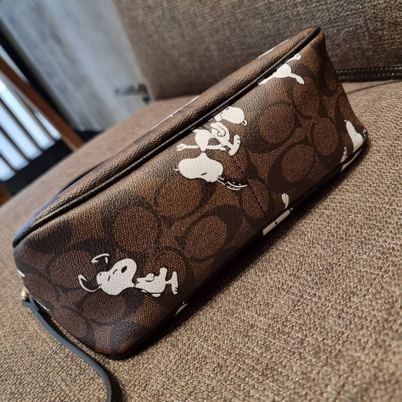 COACH F36674 TOP HANDLE POUCH IN SIGNATURE WITH SNOOPY PRINT คอลเลคชั่นใหม่ ในสไตล์พอช มาให้ช้อปก่อนใครในไทยจ้า น่ารักน่าใช้ไปอีกกับกระเป๋าสะพายทรงฮิตตลอดกาล ด้วยดีไซน์ที่ออกมาให้ใช้งานได้ง่าย ขนาดกำลังเหมาะ วัสดุแคนวาสทนทาน ดีไปหมดขนาดนี้!! คุณลูกค้าถึงส