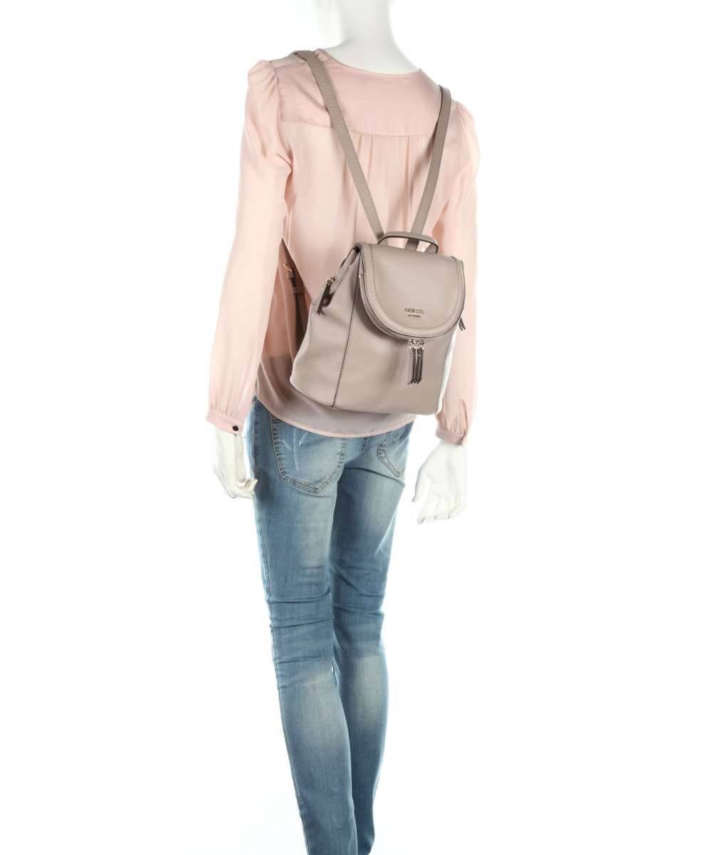 New arrival !!! Guess Terra Backpack พร้อมส่งค่ะ!!! กระเป๋าสะพายหลังและถือได้ค่ะ วัสดุหนังเมทาลิคผิวเงา แวว สวยมากๆค่ะ เปิดปิดกระเป๋าแบบแม่เหล้ก ใข้งานง่ายๆ ตรงฝาปิดแบบช่องซิปคู่ภานในช่องกว้างลึกใส่ของได้จุนะค่ะ ภายในช่องใหญ่ของกระเป๋า กว้างลึก ใส่ของจุเล