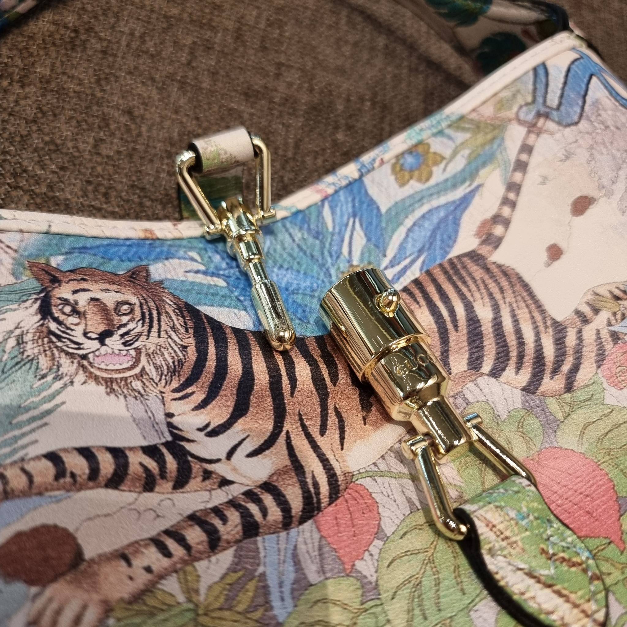 GUCCI SHOULDER BAG โปรเจคฉลองปีเสือ ปังฉุดไม่อยู่!! คอลเลคชั่นยอดฮิต GC multi bag ไซส์ใหญ่น่าสะพาย ดีไซน์ลวดลายชิคมากๆ!! โดดเด่นไม่ซ้ำใคร กับกระเป๋าสะพายวีไอพี พรีเมี้ยมกิ๊ฟที่จะทำให้หลงรักกันไปแบบสุดๆ มีดีเทลแฝงความหรูในตัว วัสดุหนังสังเคราะห์พรินท์ลายคม