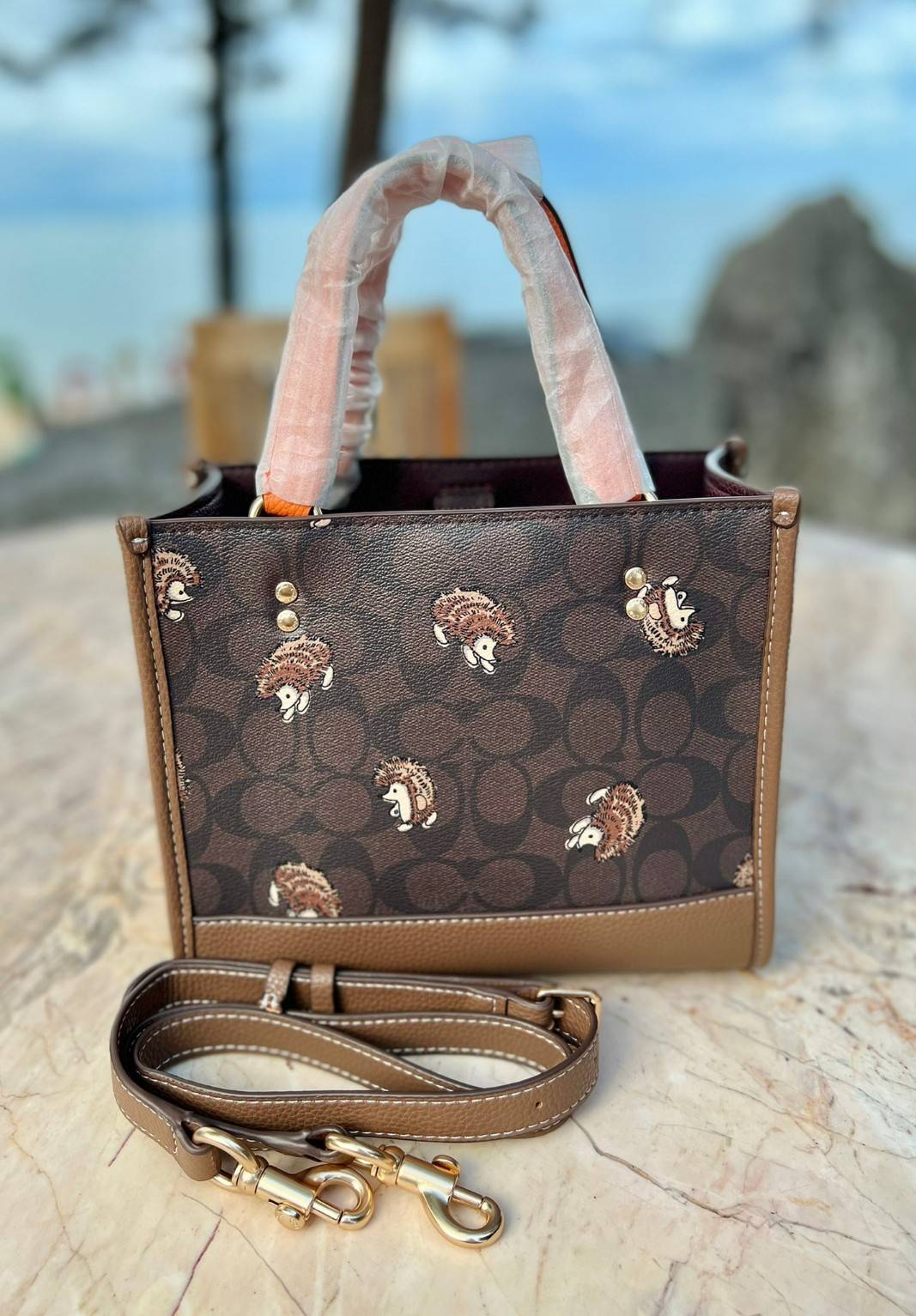 COACH DEMPSEY TOTE IN SIGNATURE CANVAS WITH HEDGEHOG PRINT 🦔 ((CC769)) เม่นเต้นรำ สวย น่ารัก มากๆค่ะ ใหม่กันต่อ ไปสวยกันให้สุดค่ะ! กับกระเป๋าทรงTOTE รุ่นใหม่ล่าสุด 🌟จุดเด่นของรุ่นนี้คือปริ้นท์ลายเม่นเต้นรำทั้งใบ น่ารักน่าเอ็นดูมากๆค่ะ เปิด