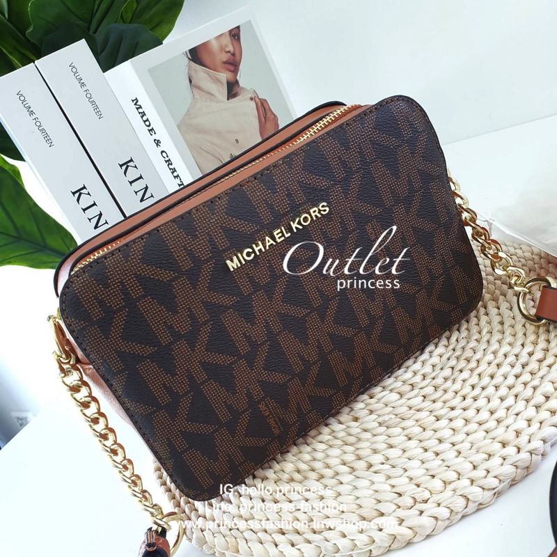 Michael Kors Crossbody Bag กระเป๋าสะพายแบบ crossbody หนังลาย safiano เปิดปิดด้วยซิปแบรนด์ อะไหล่ทอง ด้านหน้าประดับโลโก้ โลหะแบรนด์ ด้านในบุผ้าแบรนด์สวยหรู น้ำหนักเบา มีช่องซิปใส่ของจุกจิกและช่องใส่มือถือ มาพร้อมสายสะพายยาวโซ่ทอง+หนัง ปรับได้หลายระดับ ขนาด