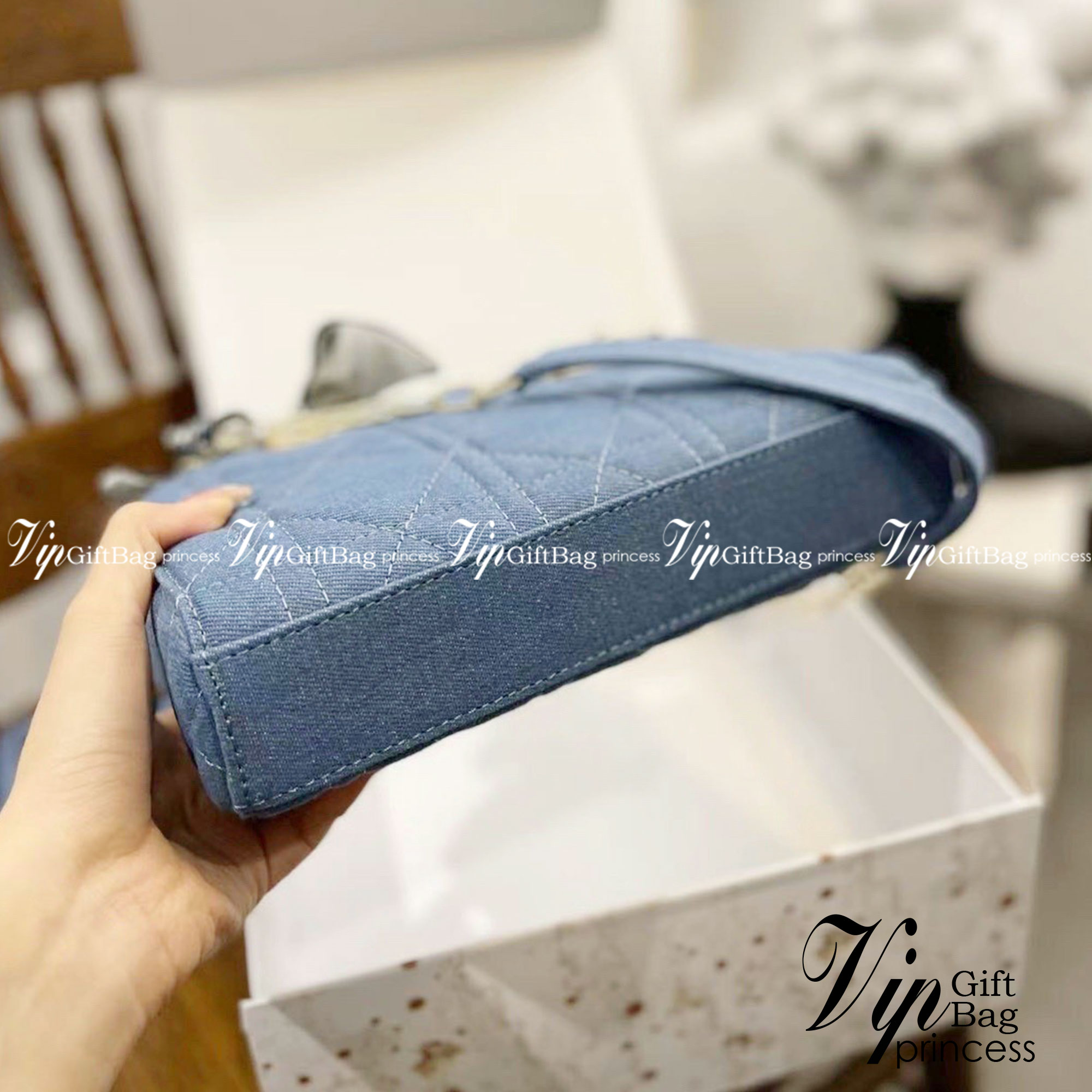 DIOR D-Joy Bag Cannage Denim / Dior Lady Bag กระเป๋าสะพายดิออร์ใบนี้คือราชนิกุลมากแม่ความเลดี้ดิออร์ที่เกินต้าน งานชนช้อปปังสุด ถือสลับแท้ไม่โป๊ะแน่นอน ราคาเบาสุด ภาพถ่ายจากงานจริง สวยเหมือนในรูป พร้อมส่งที่ไทย