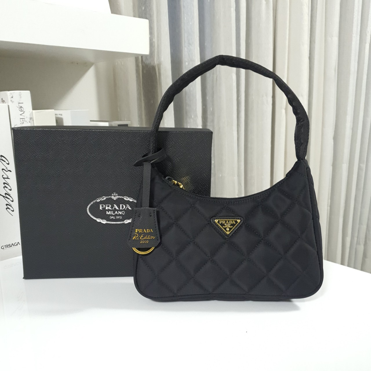 PRADA HOBO triangle motif padded bag รุ่นใหม่ล่าสุด!! PRADA NYLON HANDBAGS ขนาดกะทัดรัด อะไหล่ทอง วัสดุทำจากผ้าNylon ลายตาราง อย่างหนา อยู่ทรง กันน้ำได้ หายห่วงคะ