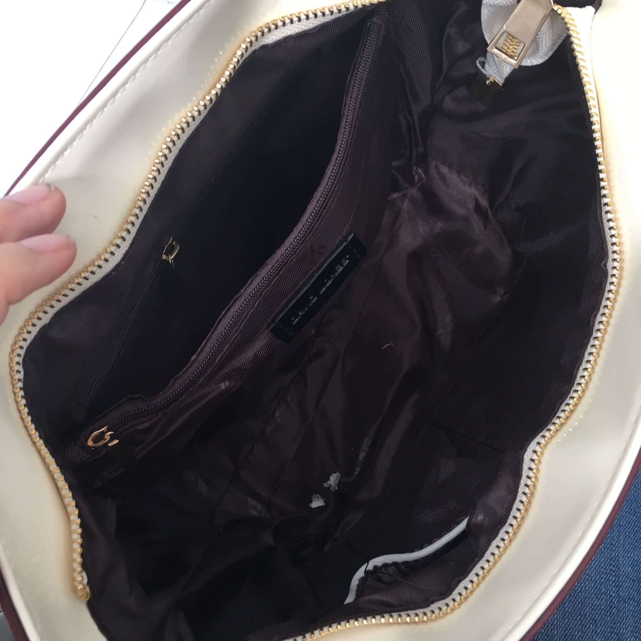 ทรงขายดี มาใหม่สวยหรูมากคะ 💜 กระเป๋าถือ / สะพายจาก แบรนด์ David jones หนังอย่างดี ขนาด กำลังดี มีช่องใส่ของจุกจิกด้านใน สีสวยคะ เข้ากับชุดได้ง่ายมากๆ ใบนี้แนะนำเลย #สวยมาก