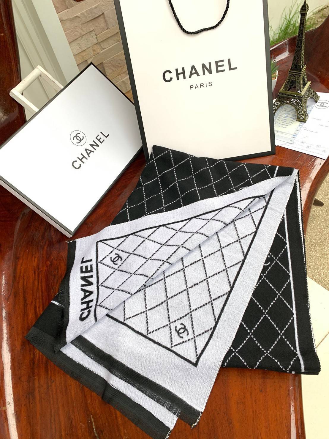 Chanel Scarves for woman’s accessories พลาดไม่ได้กับของขวัญสำหรับเทศกาลดีๆที่กำลังจะมาถึง ส่งมอบความรู้สึกดีๆให้กับคนที่คุณรัก ด้วยผ้าพันคอ หรือ ผ้าคลุมจากแบรนด์ดัง ด้วยเนื้อผ้าแบบcashmereที่ถักทอแบบเนื้อละเอียด จึงทำให้นุ่มน่าสัมผัส ให้ความอบอุ่นได้ดี สำ