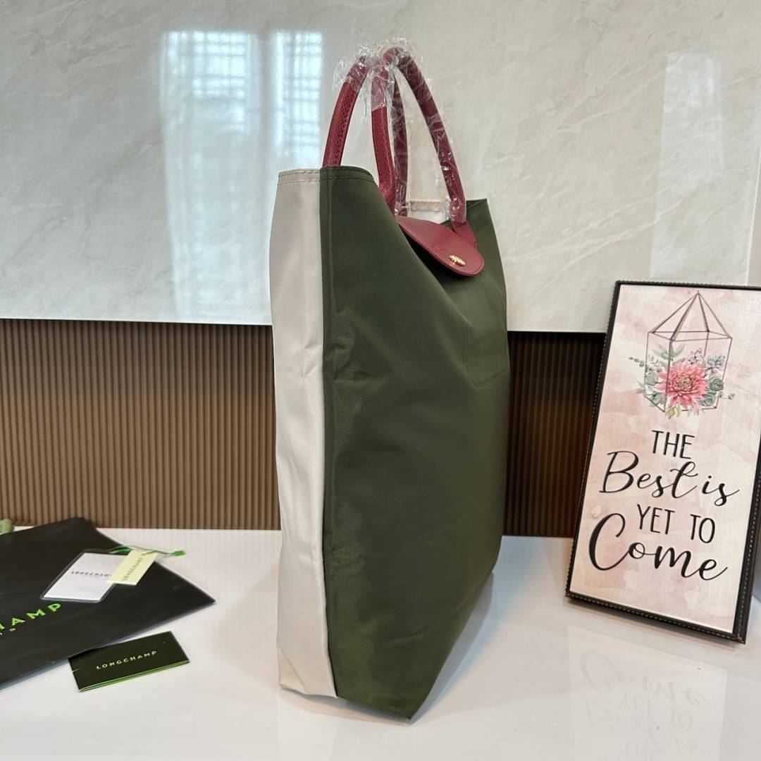 LONGCHAMP LE PLIAGE RE-PLAY TOP HANDLE BAG สินค้ารุ่นลิมิเต็ด collection สุดปัง ซื้อใบเดียวเหมือนได้2 ใบ กระเป๋าสะพายแนวตั้งที่กว้างขวาง มีเอกลักษณ์เฉพาะตัวแต่มีดีไซน์ที่น่าดึงดูด