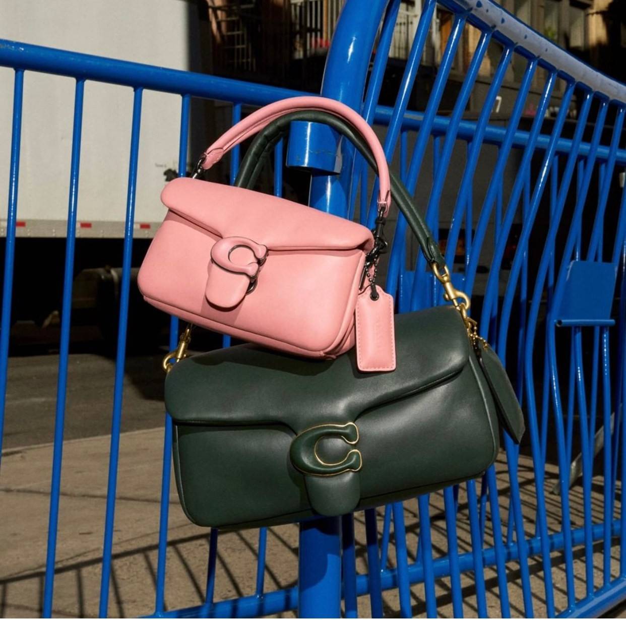 น้องสวยมากก สินค้าจริงสวยกว่าในรูป ไม่จกตาค่ะ! COACH PILLOW TABBY SHOULDER BAG 18 ((C3880)) 📣 พร้อมส่งที่ไทย คุณภาพเกินราคา! กระเป๋าหิ้ว//สะพายแบบครอสบอดี้ร์ 🔺หนัง nappa อย่างดี หนานิ่ม นุ่มมากๆ หลงรักน้องแน่นอน ✔️ใช้โลโก้แบรนด์รุ่น