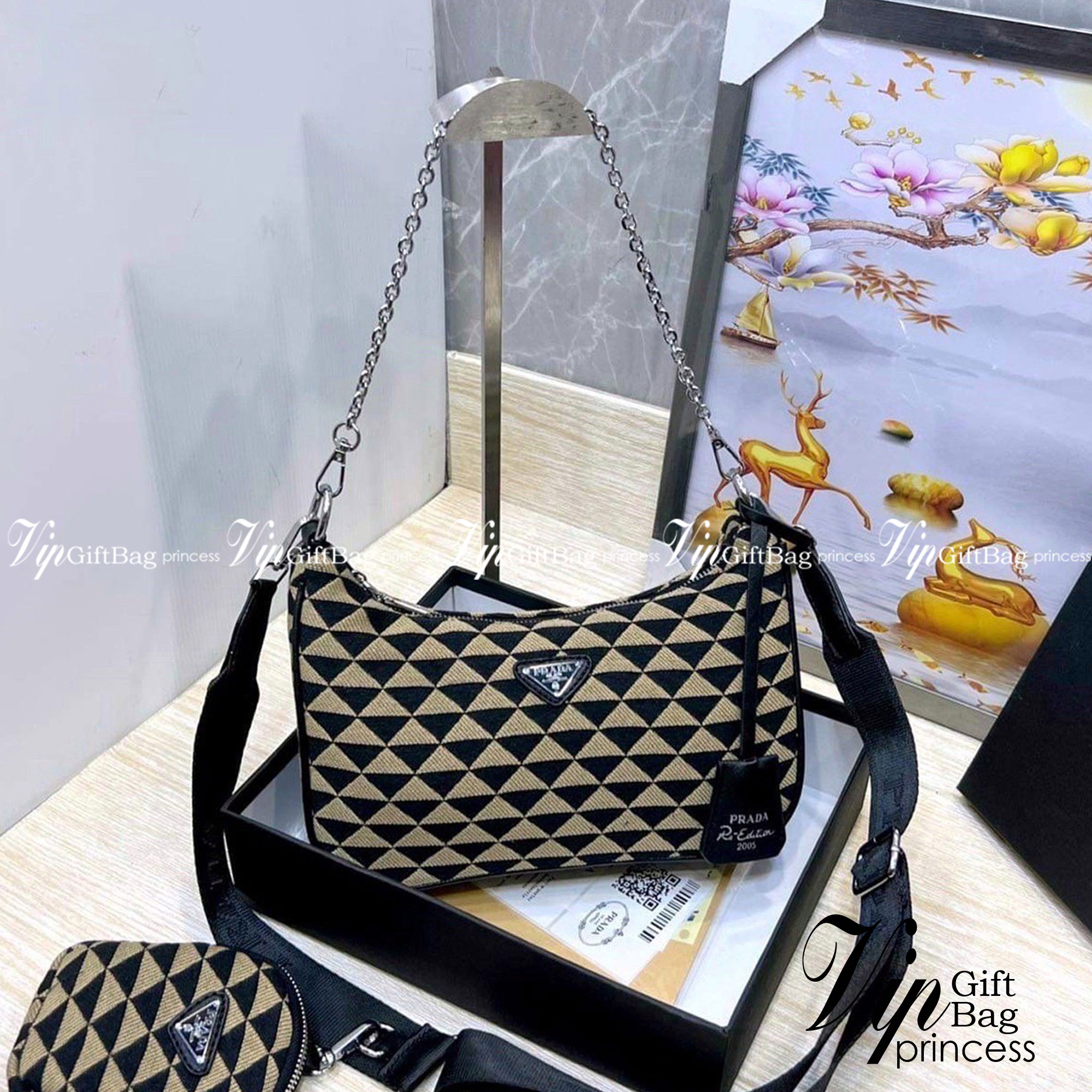 Prada Re-Edition Symbole jacquard Bag กระเป๋าพราด้าสะพายข้าง ลายมาใหม่ อะไหล่สีเงิน แมทง่ายได้ทุกลุค ไอเท็มสุดปัง ที่ฮิตตลอดกาลไม่ว่าจะปีไหนๆ จัดให้ครบทั้งสีขายดีและสีใหม่ล่าสุด ที่สายคุณหนูห้ามพลาด!! กับกระเป๋าสะพายทรงคลาสสิค เหมาะเป็น everyday bag มากๆ 