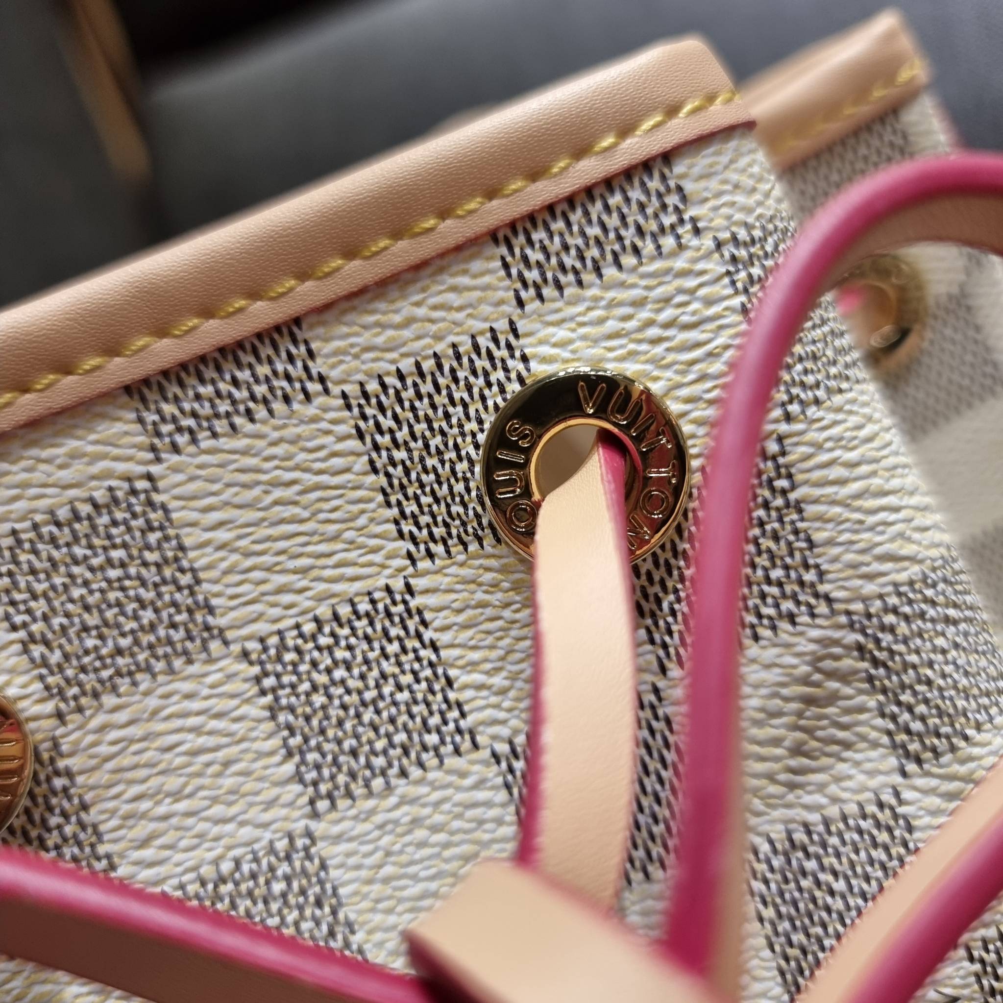 LV Noe bb damier azur กระเป๋าทรงขนมจีบสุดฮอต ราคาสุดคุ้ม ลิมิเต็ดมากๆ แถมฟรี ริบบิ้นแบรนด์เอนกประสงค์ จะใช้แทนสายรูดปากกระเป๋า ผูกเป็นโบว์ตกแต่งเก๋ๆ หรือจะพันถนอมสายสะพายยังได้ คุ้มจริง!! วัสดุหนังแคนวาส ภายในโล่งกว้าง ใส่ของได้ตามสะดวก สายสะพายปรับได้อีก