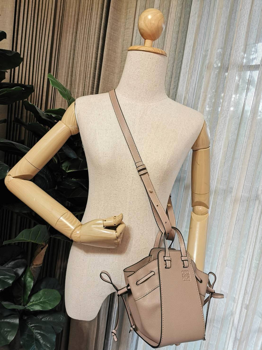 LOEWE HANDLE & SHOULDER BAG GIFT WITH PURCHASE (GWP) กระเป๋าถือหรือสะพายหนังแท้พรีเมี่ยมกิ๊ฟ Limited จาก LOEWE PERFUME DUTYFREE รุ่น Rare items สุดๆวัสดุหนังแท้ Calfskin หนังสวยดีไซน์คงเอกลักษณ์แบรนด์ สามารถปรับใช้ได้หลายทรงด้านข้างมีหูรูดปรับขยายทรงได้ภา