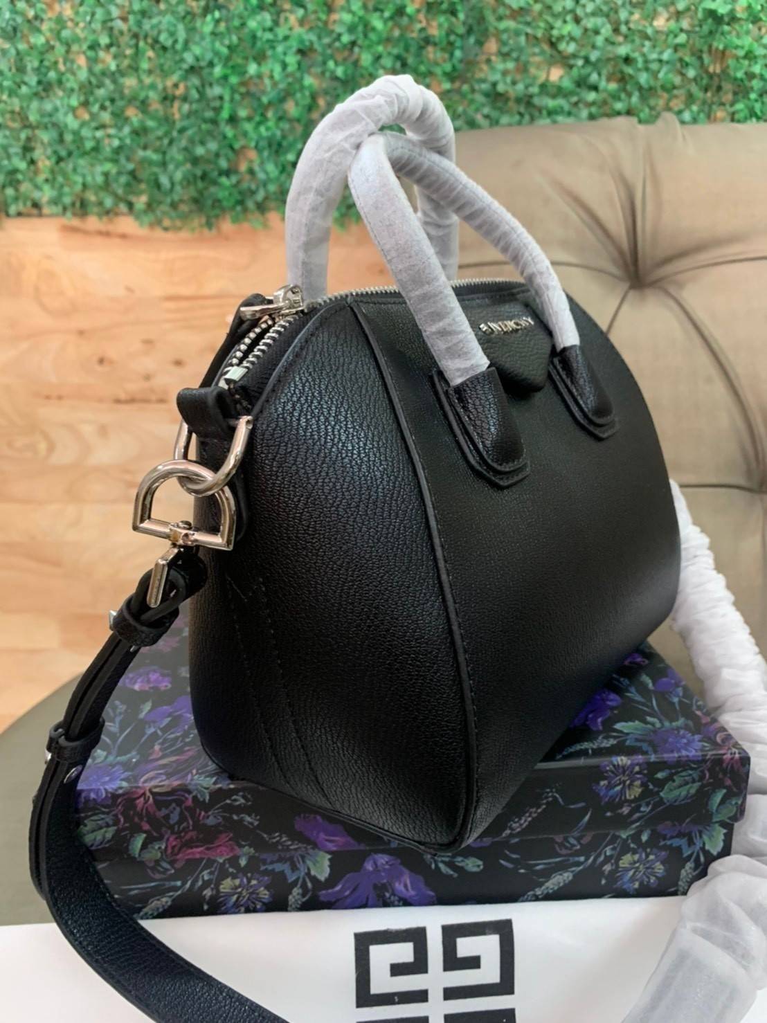 Givenchy Antigona Mini leather shoulder bag กระเป๋าสุดคลาสสิก ใบเดียวก็เอาอยู่ Day to Night Bag เข้าได้กับลุค Smart Casual ด้วยทรงกระเป๋าที่ฐานกว้างใส่ของใช้ที่จำเป็นได้ทุกอย่าง วัสดุหนังแกะสังเคราะห์ (หนังนิ่ม) ขึ้นรูปเงา สวย ตั้งอยู่ทรง มาพร้อมสายสะพายต