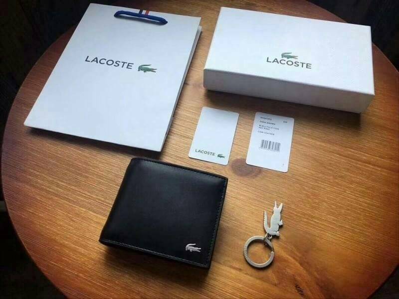 LACOSTE MEN'S Black Wallet And Key Ring Set ในเซตประกอบด้วยกระเป๋าสตางค์แบบพับ2ตอนสำหรับผู้ชาย มีช่องใส่บัตร ใส่ธนบัตรและช่องใส่เหรียญแยกเป็นสัดส่วน มาพร้อมพวงกุญแจโลหะจระเข้สัญลักษณ์แบรนด์ น่าใช้มากๆนะคะ
