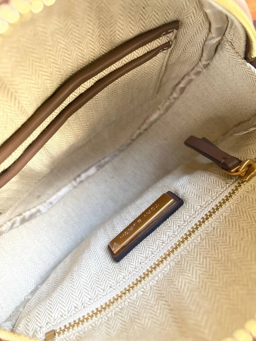 Tory burch Kira Cheron Circle Crossbody กระเป๋าสะพายคาดลำตัวรุ่นนี้โดดเด่นด้วยรูปทรงกลมสุดชิค ขนาดกะทัดรัด พร้อมด้วยหนังกระเป๋าที่ทำจากหนังแท้คุณภาพดี เพราะ Kira Chevron เป็นรุ่นที่ตอบโจทย์และครองใจสาว ๆ ได้อย่างแท้จริง เนื่องจากมีดีไซน์เรียบหรู โดยทางแบร