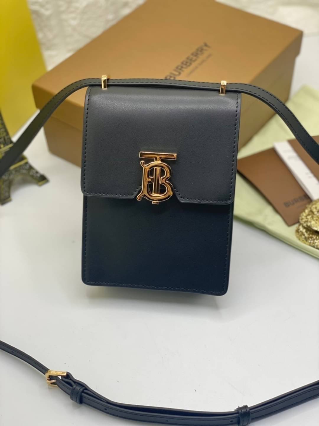 VIP GIFT 】หนังแท้ BURBERRY FRAGRANCES CROSSBODY BAG กระเป๋าทรงเหลี่ยมแนวตั้งดีไซน์สวยหรูอยู่ทรงมีโลโก้แบรนด์ด้านหน้า งานหนังดีที่สุด เปิดปิดด้วยฝาปิดสัญลักษณ์ตัวB ภายในโล่งสามารถใส่มือถือ iphone เงิน ของจุกจิกได้ สายสะพายหนังยาวถอดได้ปรับระดับได้ อะไหล่แบ