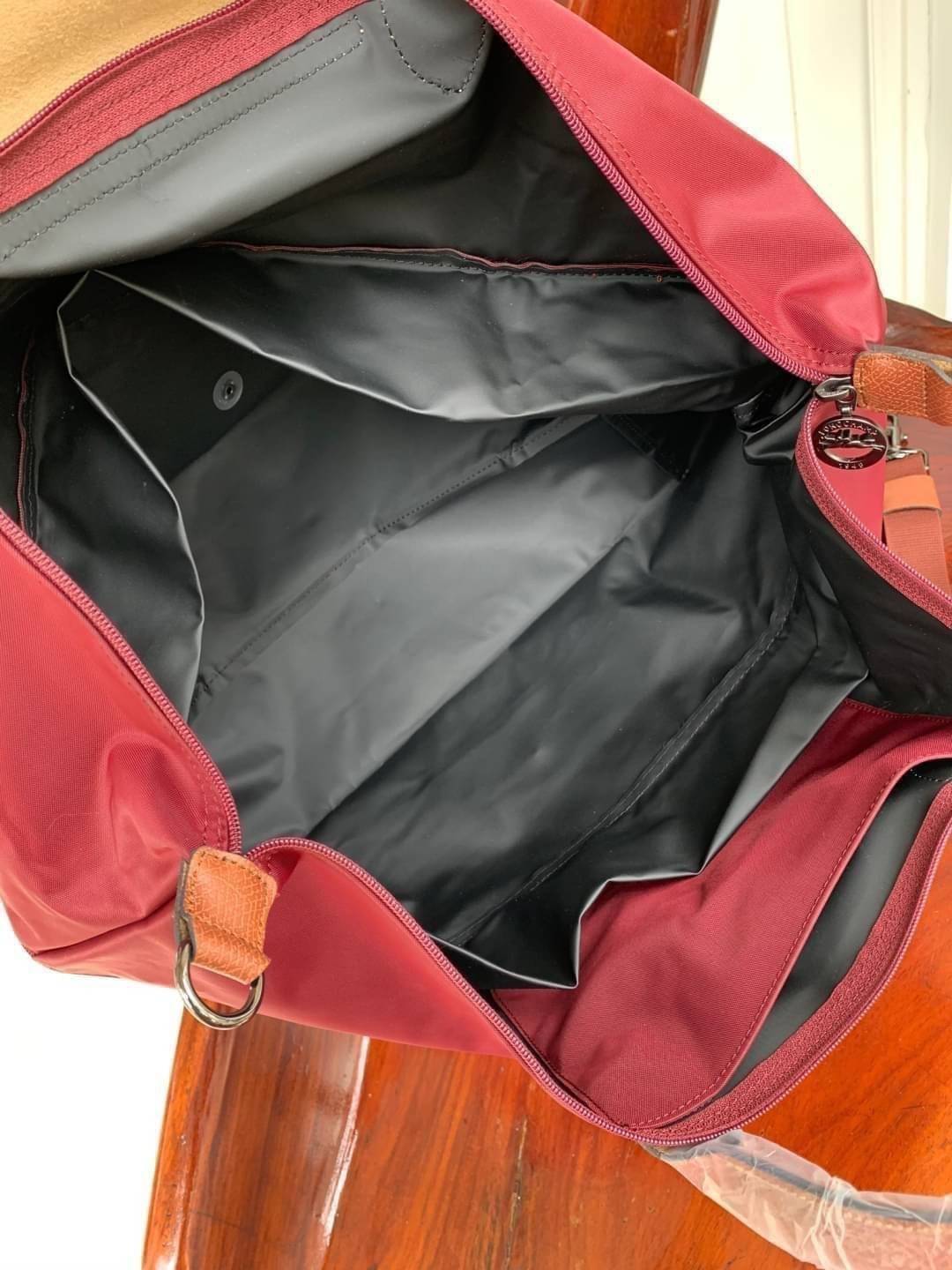 LONGCHAMP LE PLIAGE CLUB TRAVEL BAG กระเป๋าขนาดใหญ่สำหรับการเดินทาง เราเรียกที่นี้ว่า travelling bag รุ่นคลาสสิค มาพร้อมสายสะพายยาวที่ปรับและถอดออกได้ ความพิเศษของรุ่นนี้ที่ครองใจนักเดินทางทั่วโลก คือซิปรอบตรงกลางตัวกระเป๋า สามารถเปิดซิปเพื่อขยายขนาดและพั