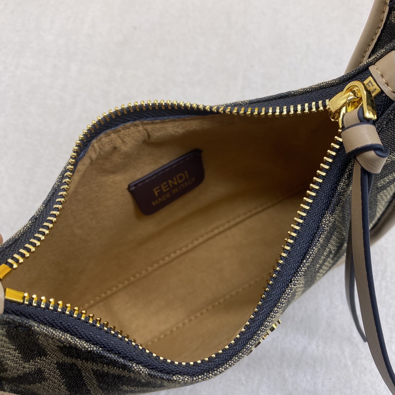 FENDI Mini Fendessence bag กระเป๋าถือลายโมโนแกรมรุ่นใหม่ 🧡 เกรดออริจินอล 1:1 สลับแท้ ใช้งานต่างประเทศได้