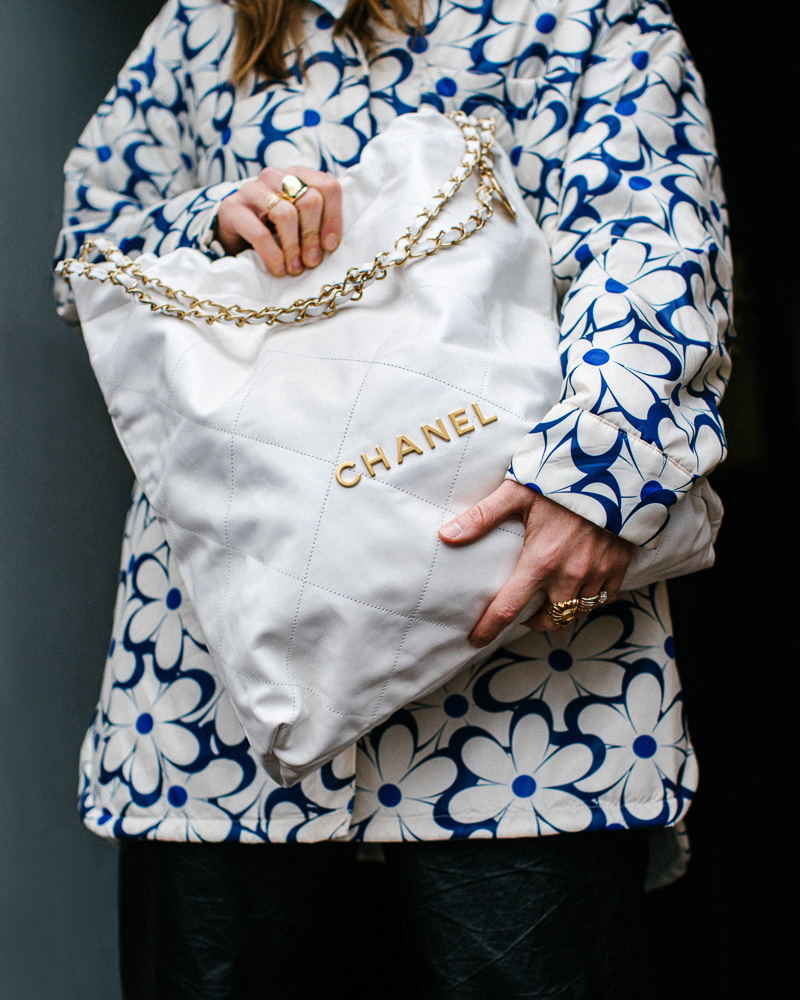 Small CHANEL 22 Handbag แรงเกินต้านที่สุดกับไอเท็มนี้ ที่สาวๆหรือใครๆก็ต้องมี มาในไซส์ใหญ่ รูปทรงใช้ง่ายขึ้น แต่ยังจุได้หนักๆเหมือนเดิม ดูหรูหรา เกินเรื่องที่สุด กับกระเป๋าสะพาย ดีไซน์เรียบหรู คลาสสิค แถมได้ใบลูกไปอีก