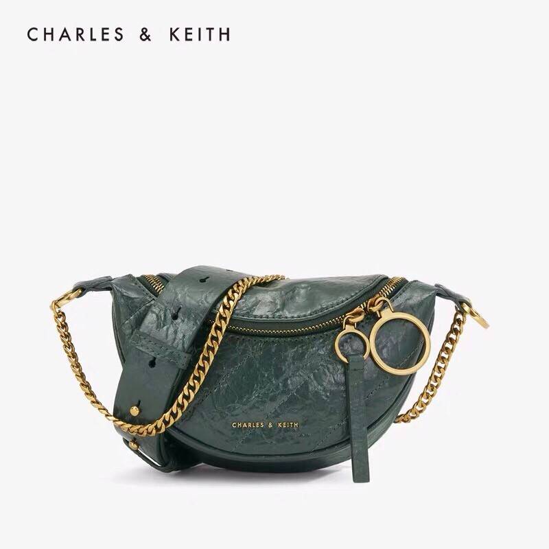 CHARLES & KEITH WRINKLED EFFECT RING ZIP TASSEL CROSSBODY BAG กระเป๋าสะพาย/คาดเอว/คาดอกรุ่นใหม่ล่าสุด เปิด-ปิดด้วยซิป ภายในโล่งกว้างมีช่องเล็กใส่บัตร จุของได้เยอะดีไซต์เก๋ไม่ซ้ำใคร สามารถสะพายได้หลายแบบไม่จำเจ ราคาสุดคุ้มห้ามพลาดค่ะ