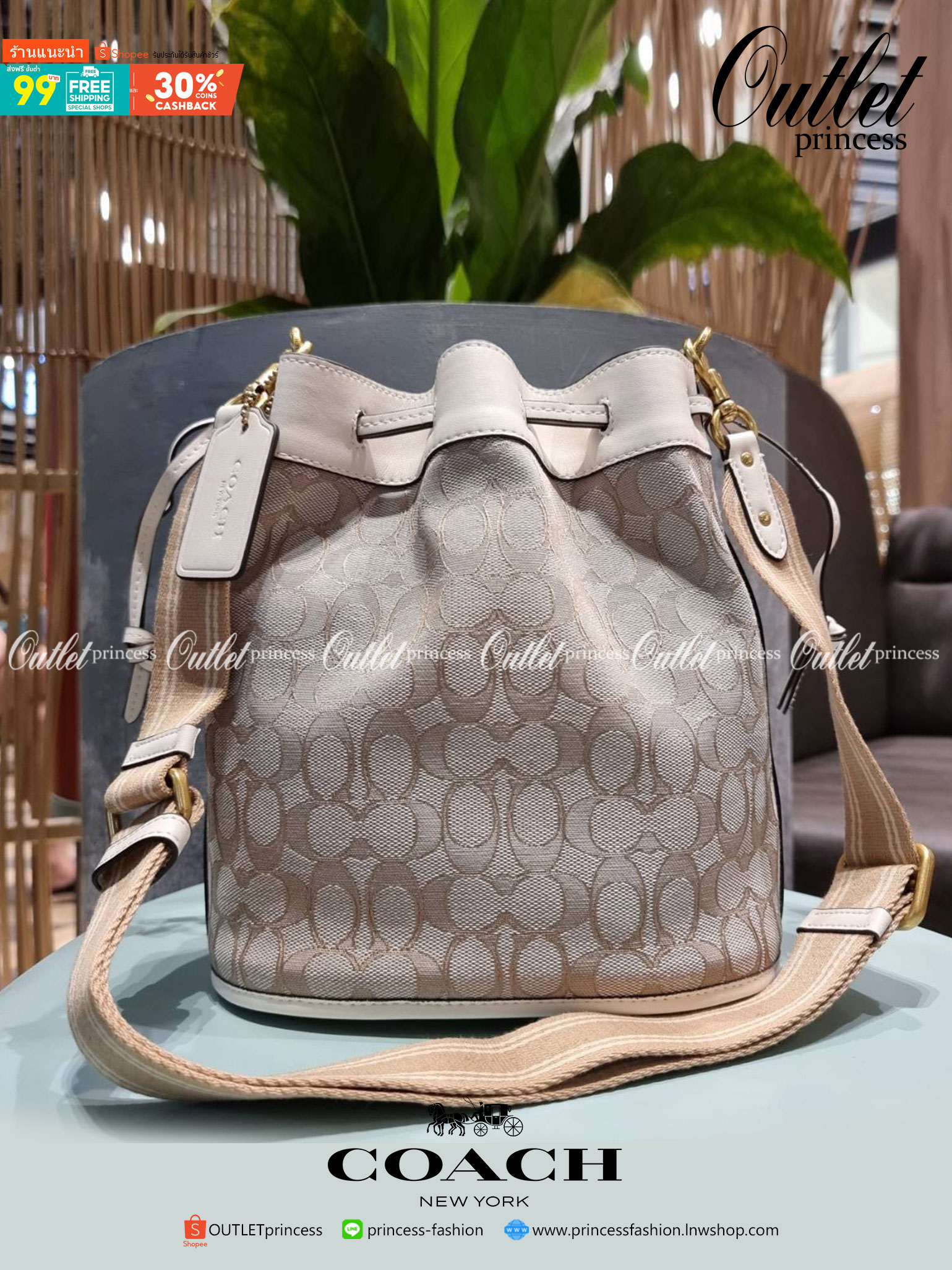 COACH FIELD BUCKET BAG IN SIGNATURE JACQUARD C3853 กระเป๋าสะพายทรงบัคเก็ต รุ่นใหม่ล่าสุด ดีไซน์ลายซิกเนเจอร์บนผ้า jacquard สวยคม เป็นเอกลักษณ์ไม่ซ้ำใคร มาพร้อมสายสะพายผ้าสปอร์ต และสายสั้นสำหรับคล้องแขนได้ สามารถรูดปิดปากกระเป๋าด้วยหนังรอบใบ เพิ่มดีเทลให้ต