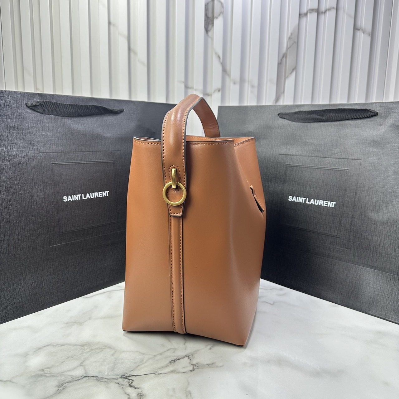 Medium 8" YSL Le 37 in shiny leather Hobo Bag / YSL Bucket Bag / YSL Tote Bag กระเป๋าสะพายทรงโฮโบโท้ท งานหนังสวยเต็มใบ อะไหล่ทองสวยคลาสสิก ราคาแสนดีแนะนำของมันต้องมีจริงๆ