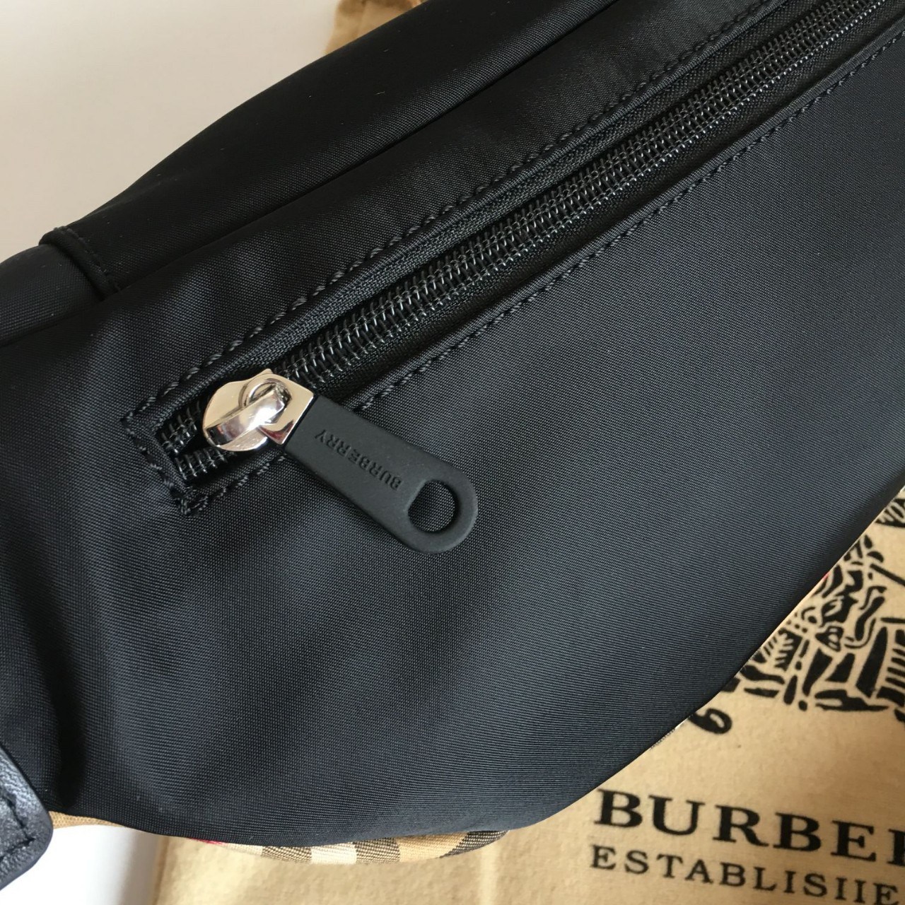 BURBERRY FRAGRANCES BAG VIP GIFT WITH PURCHASE (GWP) พรีเมี่ยมกิ๊ฟ Limited จากน้ำหอม BURBERRY วัสดุ Nylon & Canvas