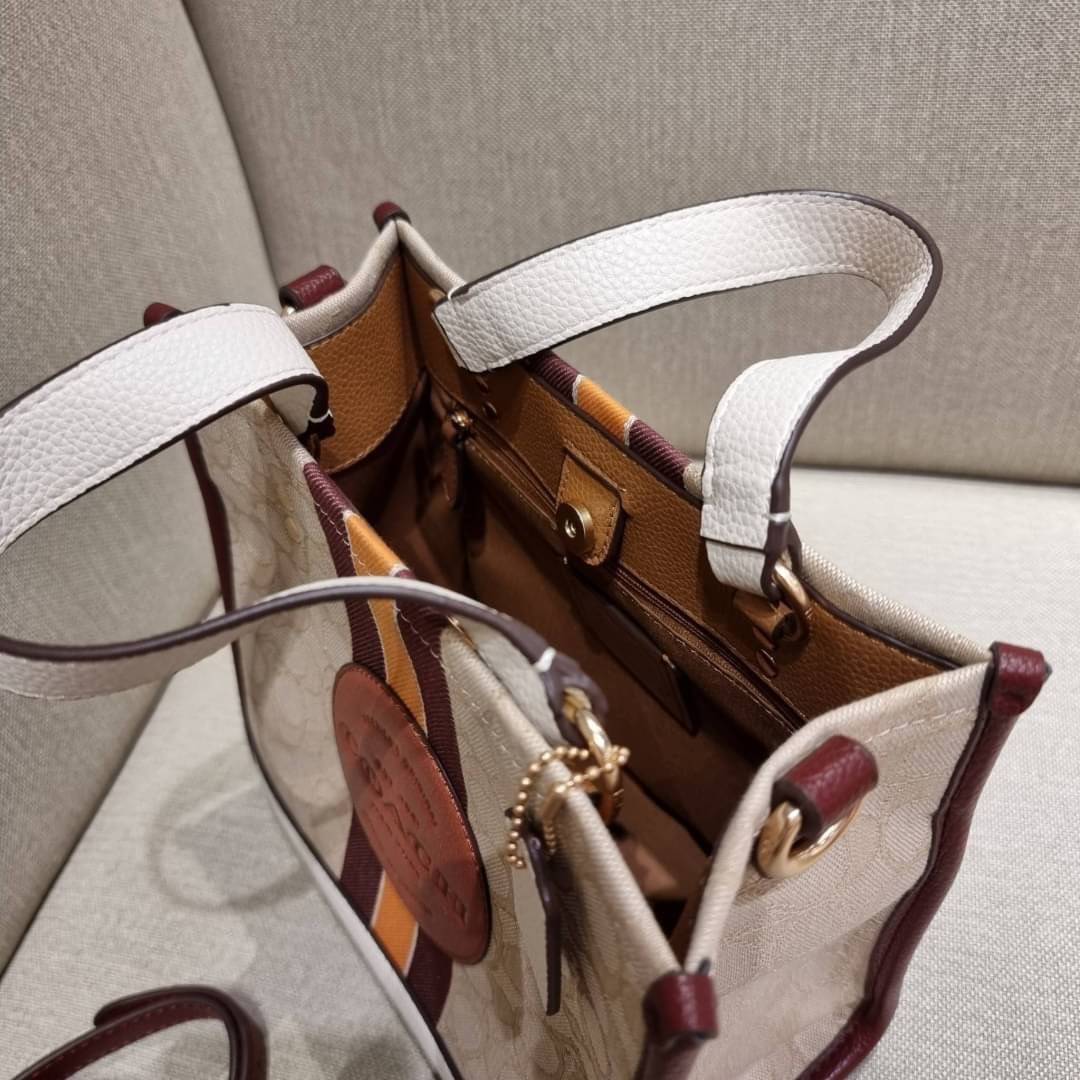 COACH C7083 DEMPSEY TOTE 22 IN SIGNATURE JACQUARD WITH STRIPE AND COACH PATCH คอลเลคชั่นใหม่ สีที่สาวๆรอคอย สวยคม ละมุนและมีความหรูในตัว กับกระเป๋าทรงโท้ท ไซส์กำลังสวย น่ารักน่าใช้ ฟังก์ชั่นการใช้งานสะดวกที่สุด มีทั้งสายคล้องในตัว และสายครอสบอดี้ วัสดุผ้า