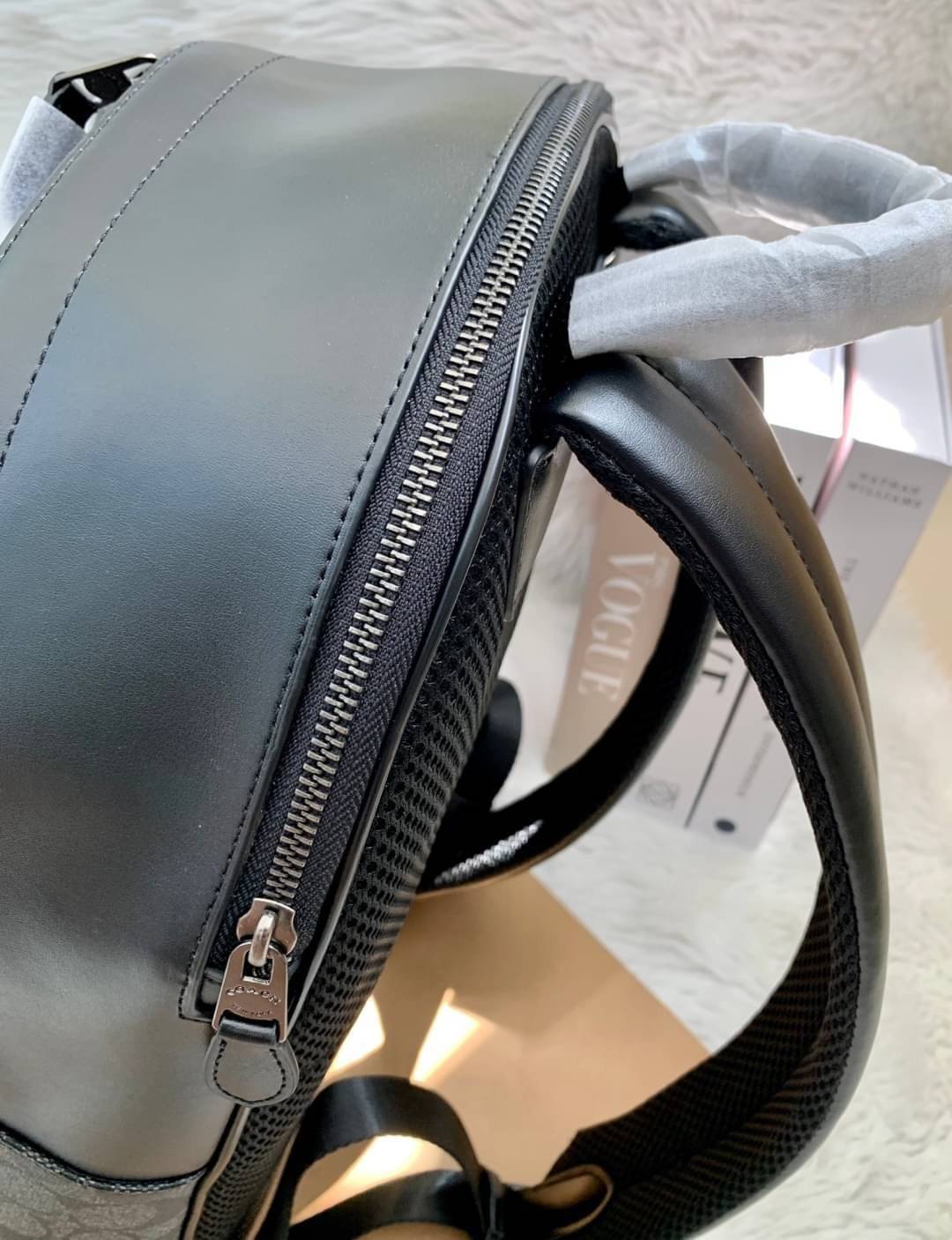 OUTLET 】New in!! 🌈ใบใหญ่ คุ้มค่าทีเดียวค่ะ🌈 COACH WEST BACKPACK IN SIGNATURE((2736)) พร้อมส่งที่ไทย สินค้าเข้าใหม่ค่ะ!! กระเป๋าสะพายหลัง มีหูหิ้ว หนังแท้นิ่ม ใบใหญ่ใส่จุมากกค่า! มีช่องซิปตอนหน้า2ช่อง; ช่องหลัก2ช่องใหญ่ โล่งลึก จุของได้มากท