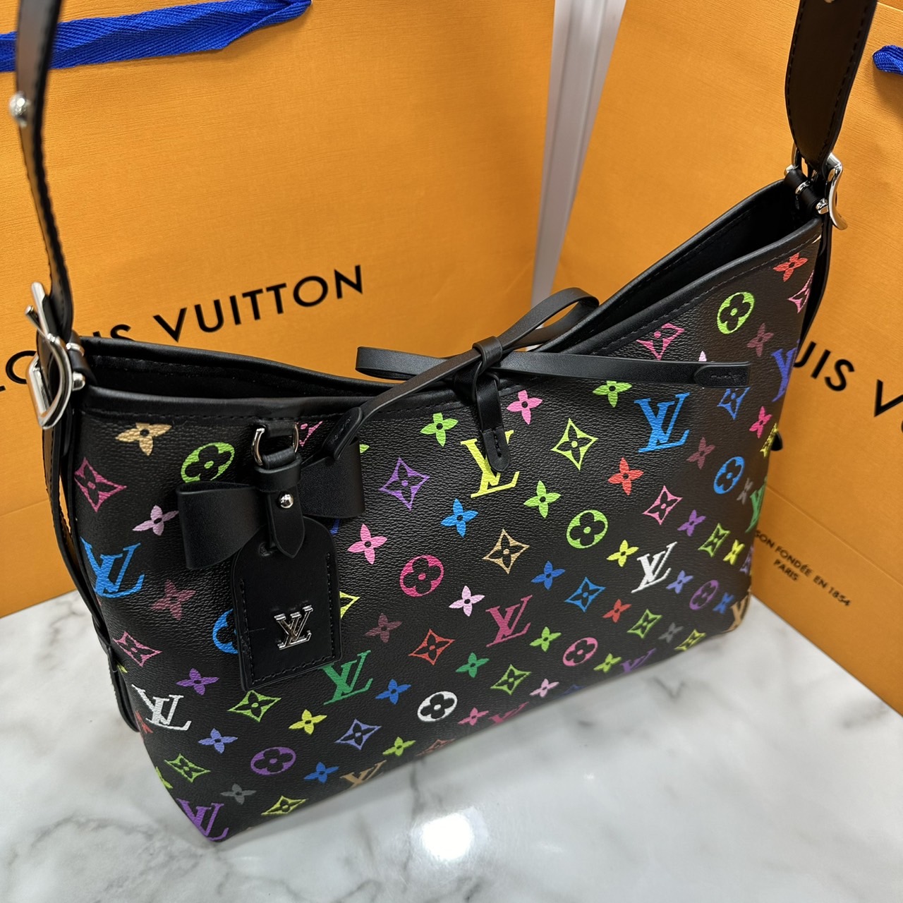 LV x TM CarryAll PM bag Murakami กระเป๋าทรงโท้ทแครี่ออลสุดคลาสสิกแต่งแต้มดีเทลเปี่ยมชีวิตชีวาจากคอลเลคชั่น LV x Murakami ด้วยลายโมโนแกรมสุดไอคอนิกเปี่ยมสีสันใหม่