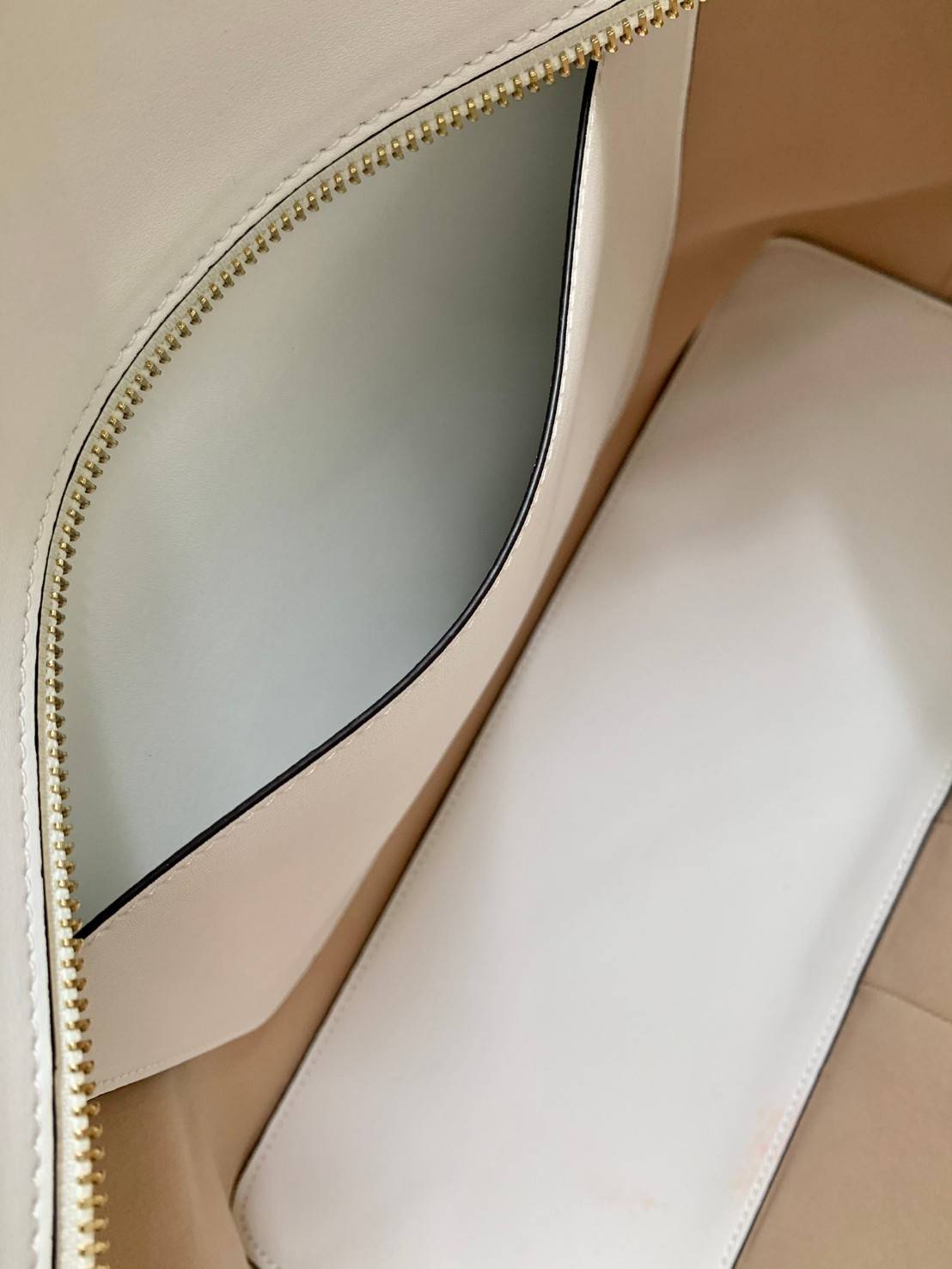 หลงรักใบใหญ่ สวยจริง ไม่จกตา สินค้าคุณภาพค่ะ💥 TORY BURCH LARGE T MONOGRAM SHOPPING BAG พร้อมส่งที่ไทย! กระเป๋าทรงshopping ใบใหญ่ใส่ได้จุ หนังแคนวาสอย่างดี ลายแบรนด์ทั้งใบ มีพวงหนังแบรนด์ห้อยด้านหน้า เพิ่มความหรูเข้ามา เปิดปิดกระเป๋าแบบซิป ภายในกว้