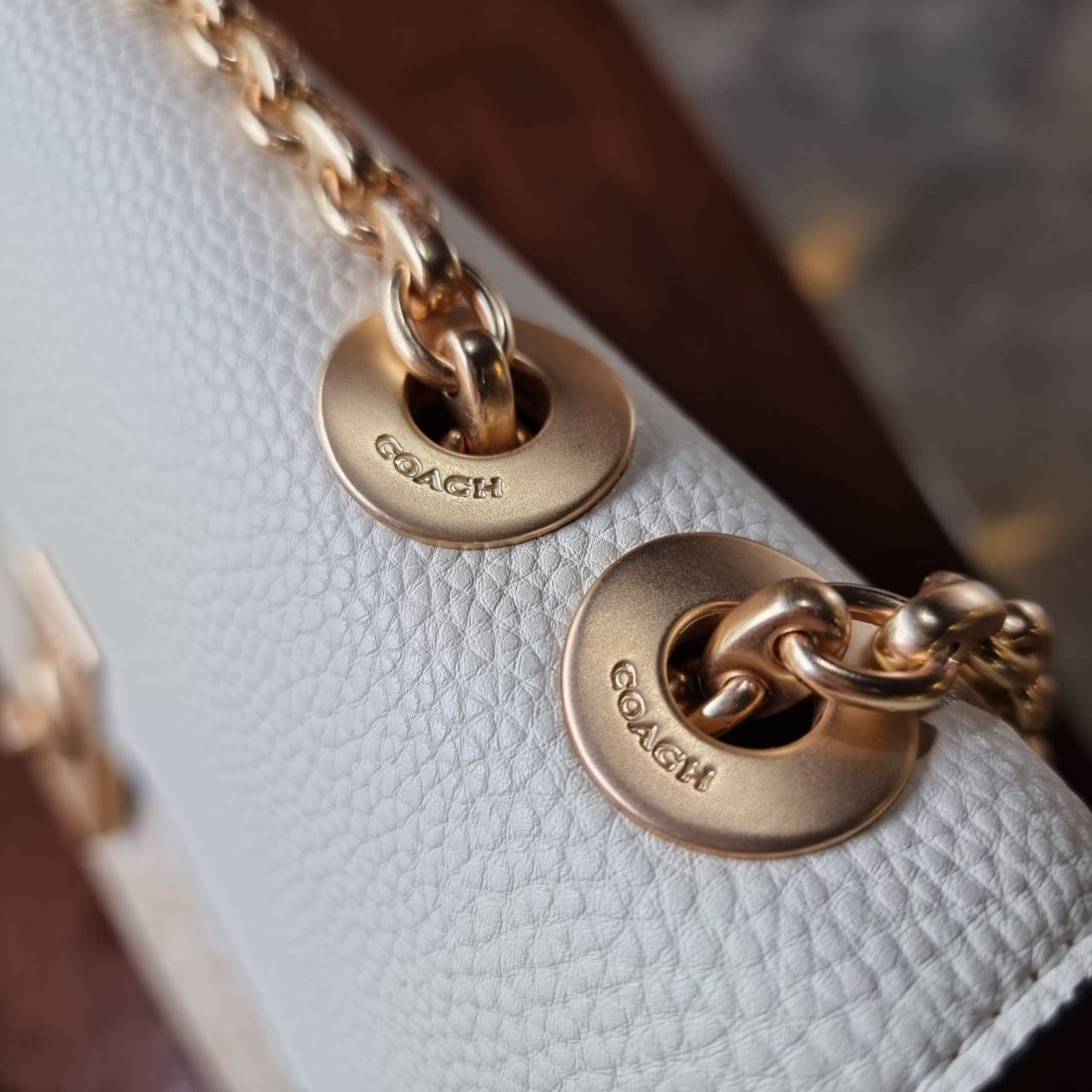 ของแท้ 💯% 】COACH C2174 LANE SHOULDER BAG IN COLORBLOCK SIGNATURE CANVAS หรูสุดต้องใบนี้นะน้องนะ ไอเท็มใหม่ล่าสุด กระเป๋าสะพายสายคุณหนู ดูหรูและคลาสสิค สายสะพายโซ่อะไหล่ทองขับผิว วัสดุหนัง pepble ตัดกับหนังแคนวาสเป็นดีไซน์คัลเลอร์บล็อค