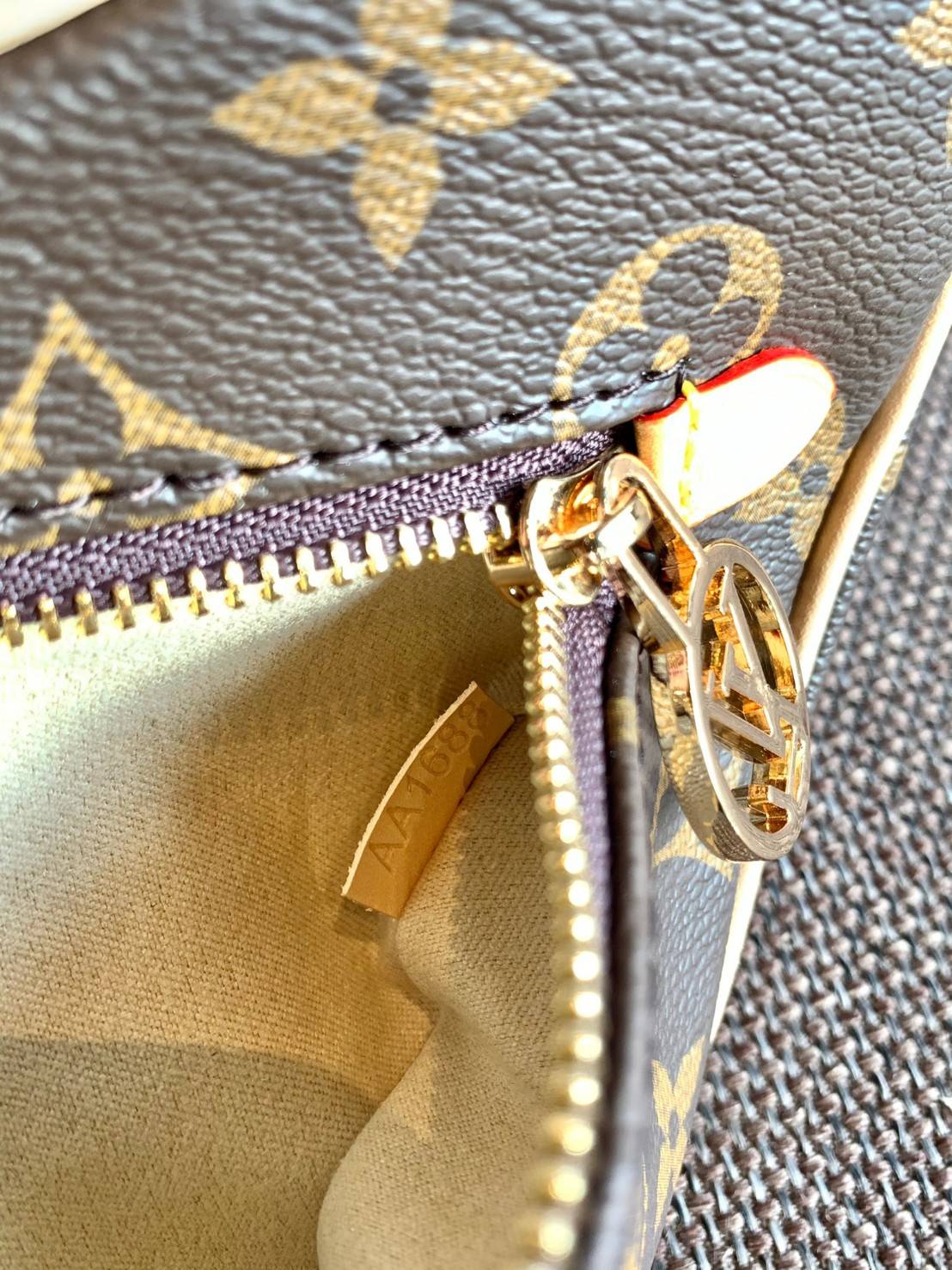 LOUIS VUITTON MONOGRAM LOOP BAG กระเป๋าทรง Loop ที่รังสรรค์ออกมาได้สวย เก๋ และดูดีมากๆ หนังแท้ มีความนิ่มละมุน สัมผัสแล้วคือใช่เลยค่ะ😘 ด้านหน้ามีช่องซิปเล็กให้ใส่ของจุกจิก เปิด-ปิดช่องหลักแบบซิป ภายในสามารถใส่กระเป๋าเงินใบกลางได้;มือถือได้ทุกรุ่น;