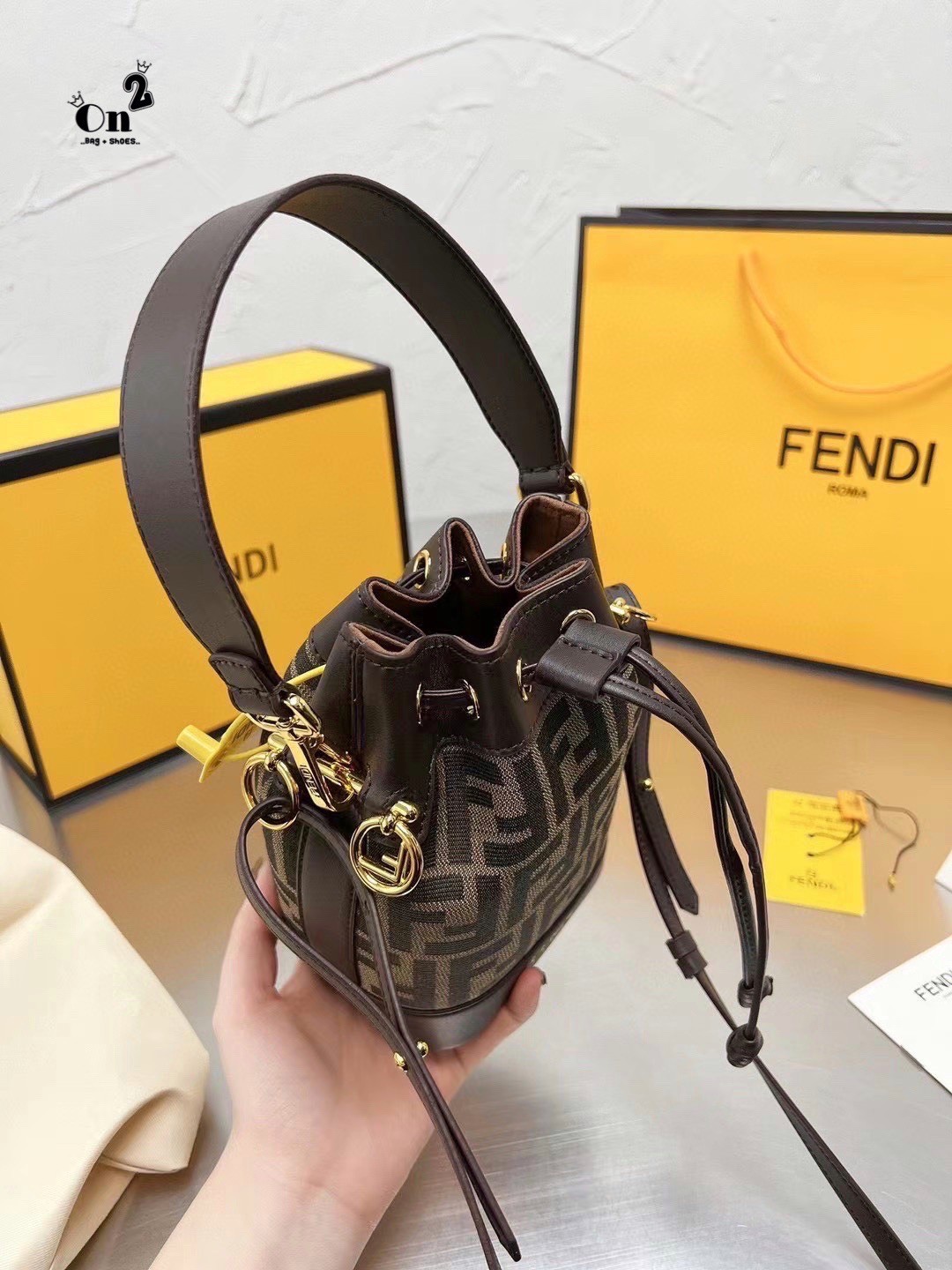 FENDI MINI BUCKET BAG / Fendi Mon Tresor Beige Raffia mini Bag กระเป๋าสะพายทรงขนมจีบยอดฮิต ไซส์มินิ ที่น่ารักน่าใช้มาก ดีไซน์สวยอยู่ทรง วัสดุผ้าแคนวาสสลับหนังแท้ ดีเทลห่วงคล้องอะไหล่สวยหรู มาพร้อมสายสั้นคบ้องแขน และสายครอสบอดี้สำหรับสะพายข้าง สลับใช้ได้ไม
