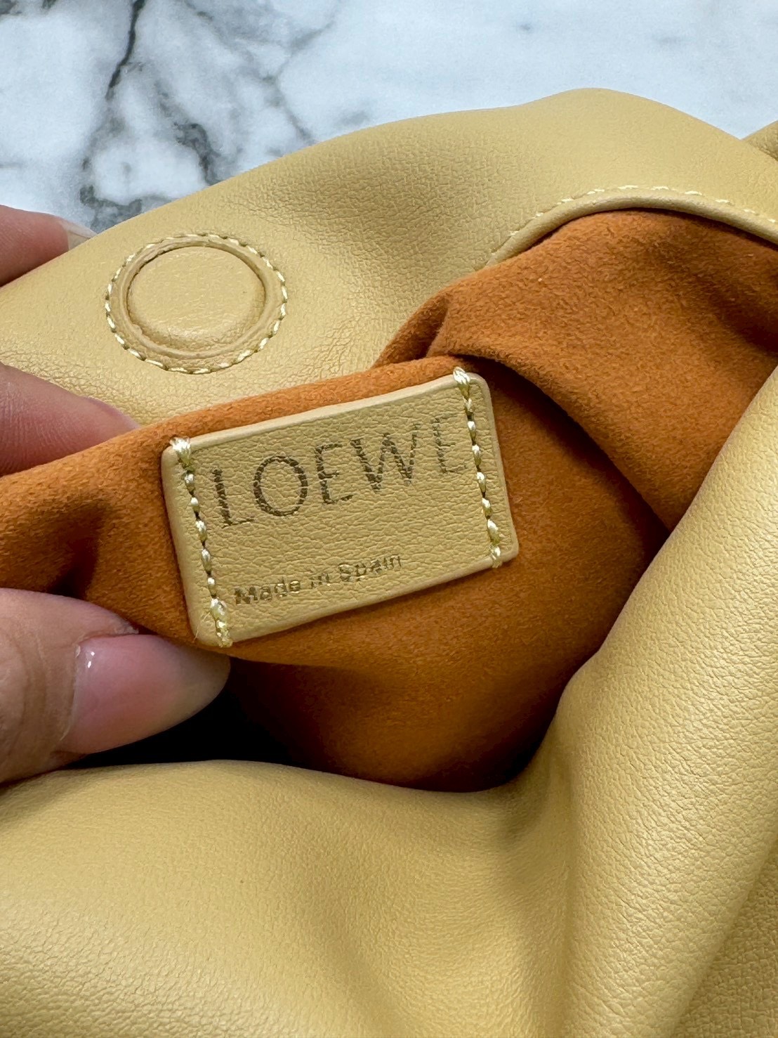 ORI หนังแท้ | Medium Loewe Flamenco purse in mellow nappa leather 30cm กระเป๋าสะพายทรงคลัช เรียบหรูดูแพง เรียบง่ายใช้งานสะดวก หนังแนปป้าให้สัมผัสนุ่มสบายผิว มาพร้อมสายสะพายร้อยห่วงหรูหรา