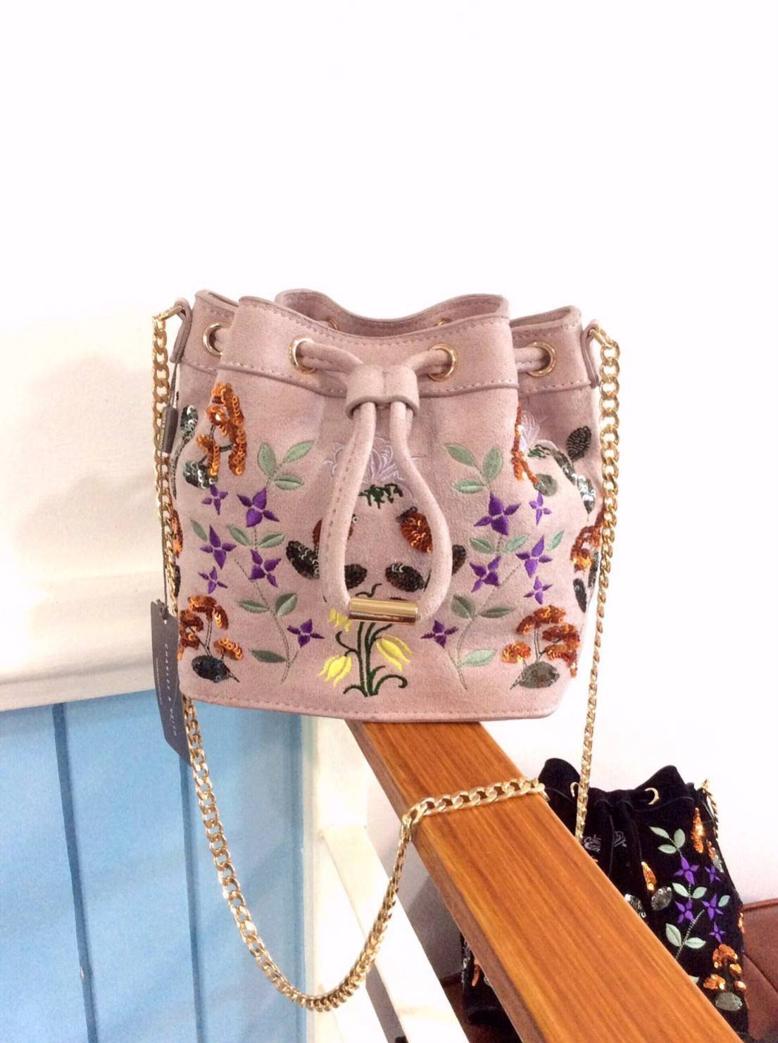 กระเป๋าสะพาย CHARLES & KEITH EMBELLISHED DRAWSTRING BAG SL2-20780488 ทรงขนมจีบ ปักลายดอกไม้ ชนชอป สิงคโปร์ 2018 สุด chic กระเป๋าผ้าผสมหนัง ปักลาย สีสันสวยงาม เปิดปิดด้วยหนังรูด อะไหล่ทองทั้งใบ สวย น่ารักกก!!! มากๆค่ะ นานๆจะผลิตออกมาวางจำหน่ายที สาวๆแฟน C&